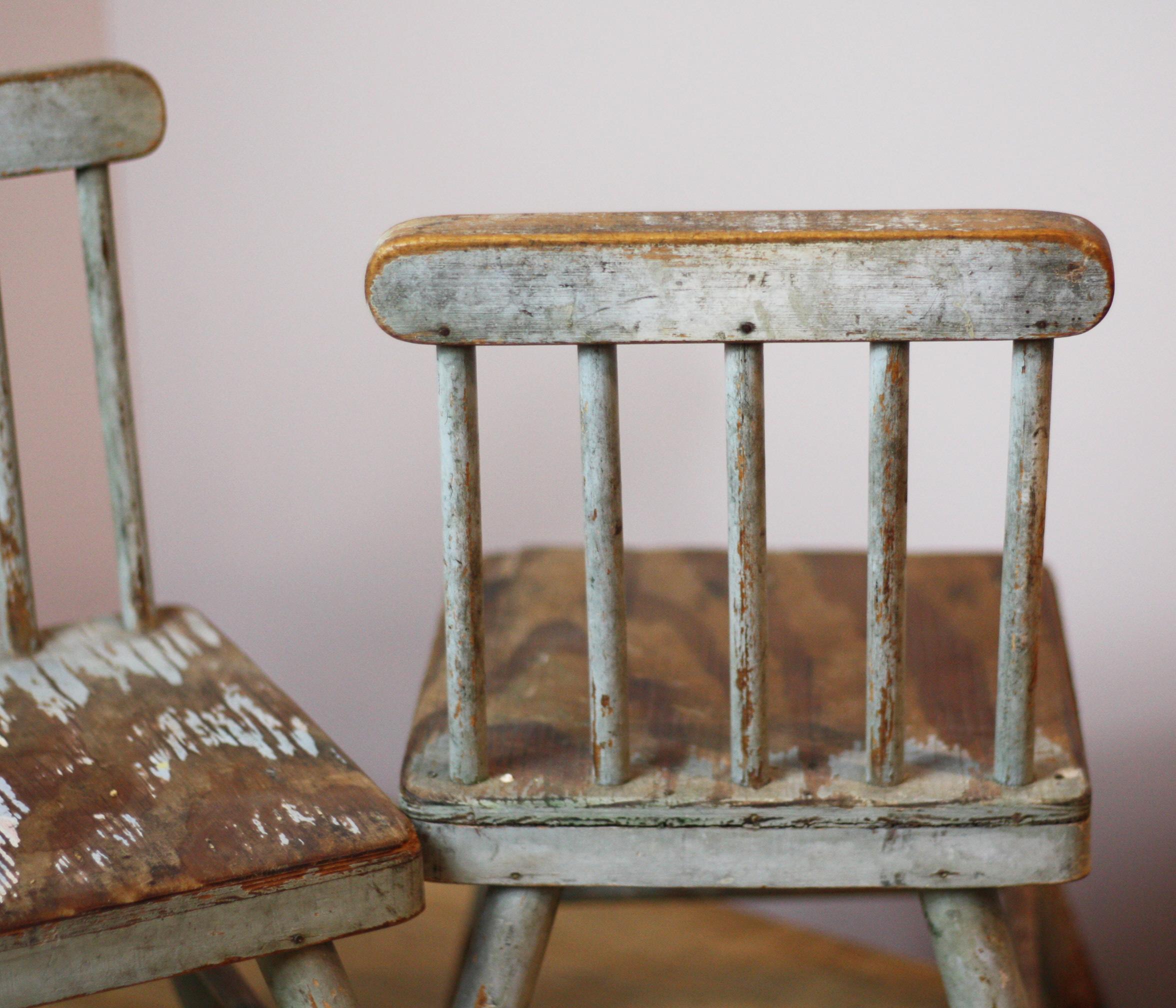 20th Century Pair of English wooden Folk Art Chairs For Sale