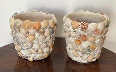 Pareja de maceteros con incrustaciones de conchas de mar de arte popular