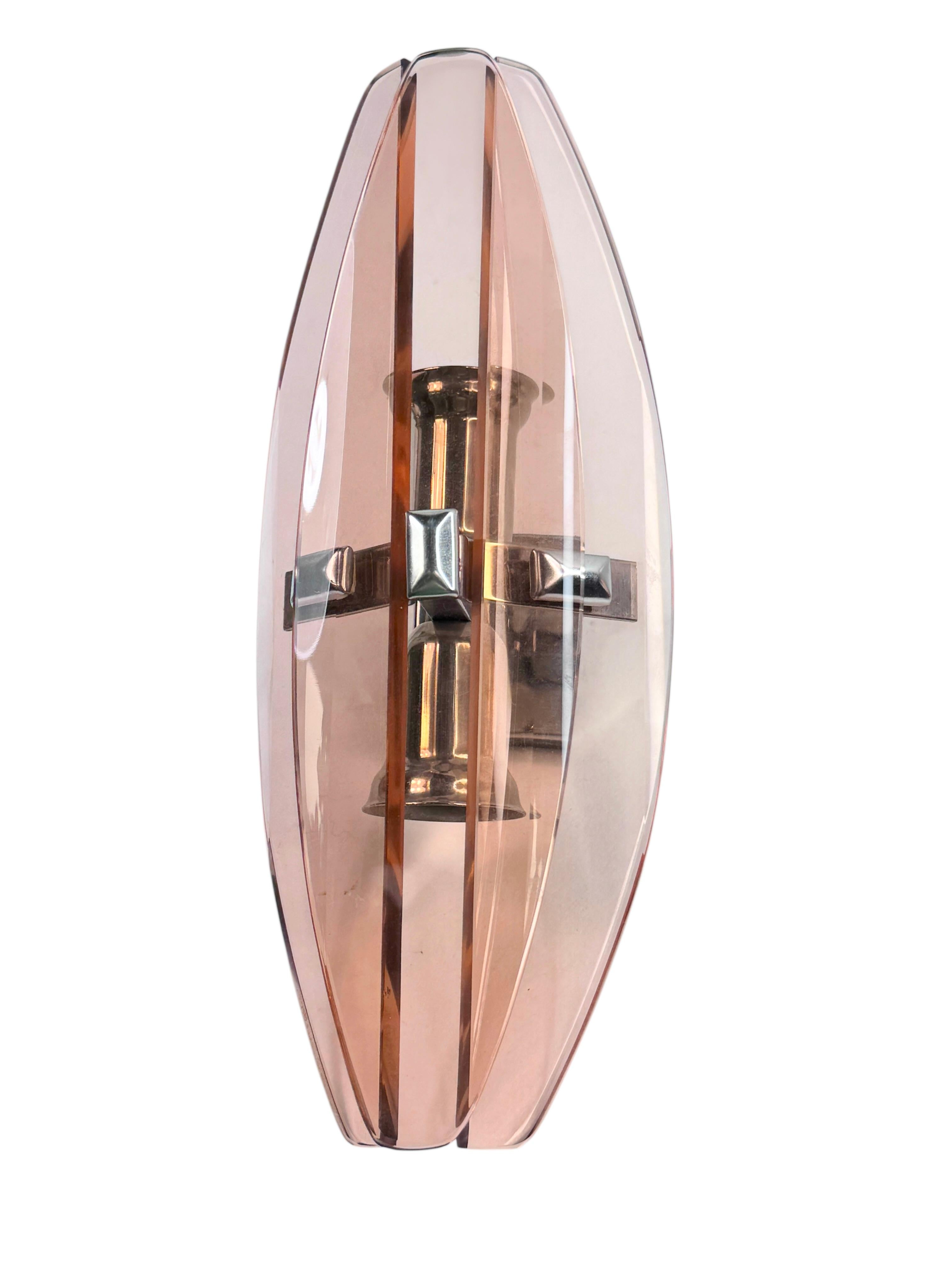 Un par de apliques italianos muy bonitos y elegantes fabricados por Veca al estilo de Fontana Arte, Italia, en la década de 1970. Estas lámparas vintage se caracterizan por el cristal de colores hecho a mano y el marco de metal cromado que les da