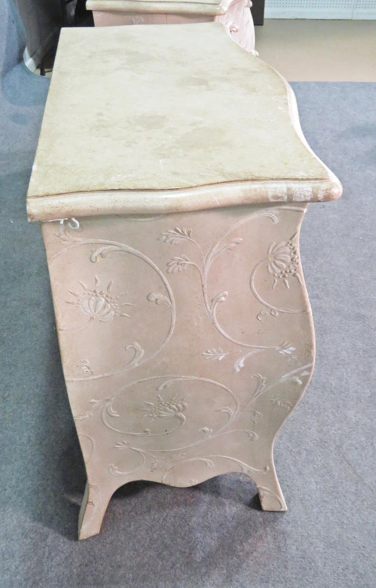 Pair Foral Painted White Decorated Gustavian Style Bombe Commodes Nightstands For Sale 4