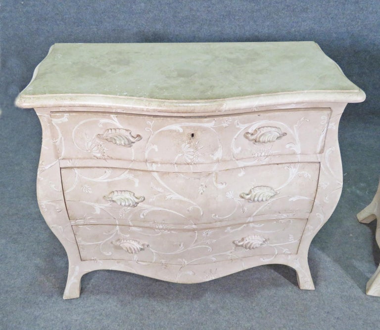 Pair Foral Painted White Decorated Gustavian Style Bombe Commodes Nightstands In Good Condition For Sale In Swedesboro, NJ