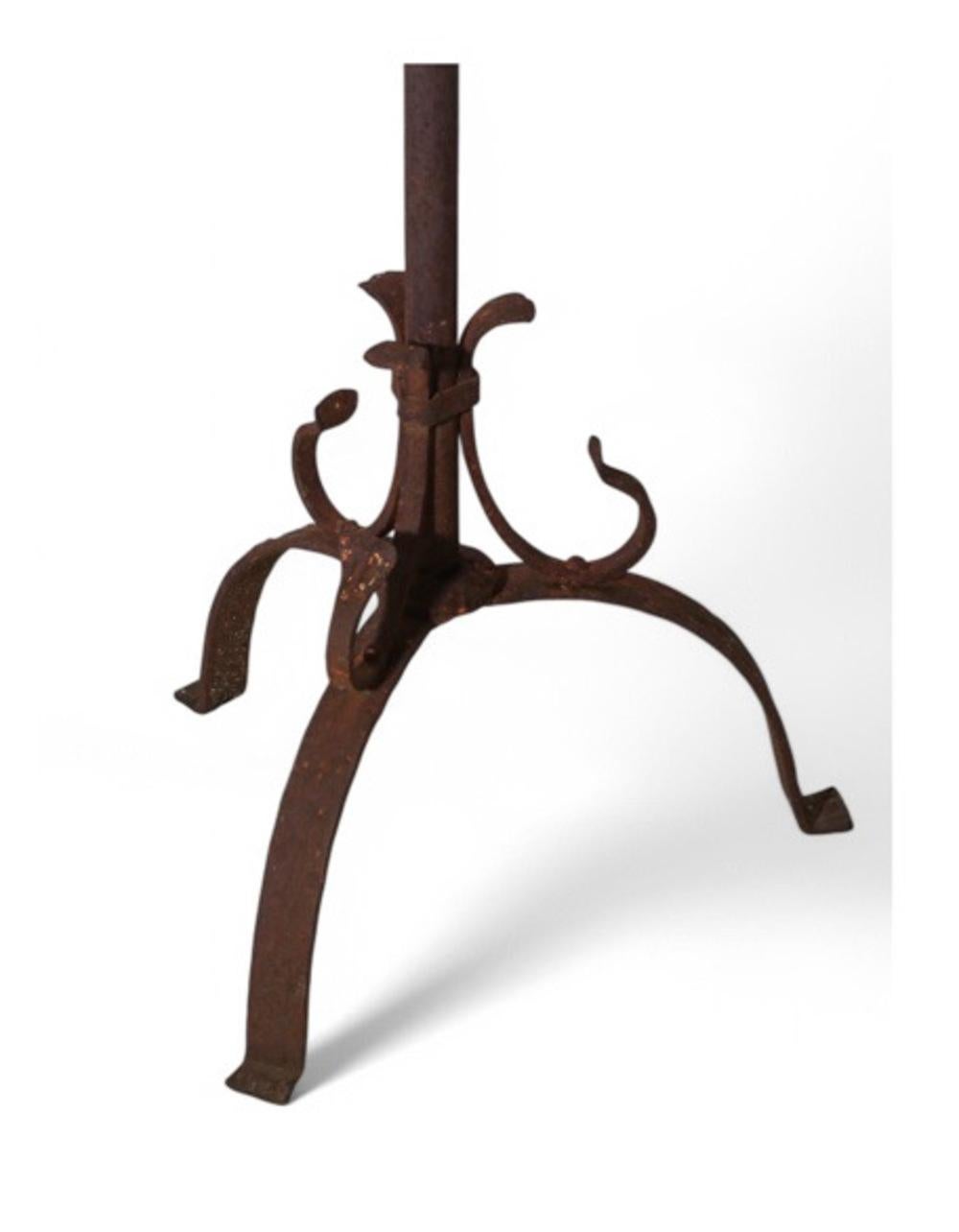 Il s'agit d'une superbe paire de torchères à 7 lumières de style néo-Renaissance du début du 20e siècle. Les torches sont forgées à la main et ont acquis une patine naturelle profonde. Nous avons légèrement poli le fer avec de la cire en pâte dure