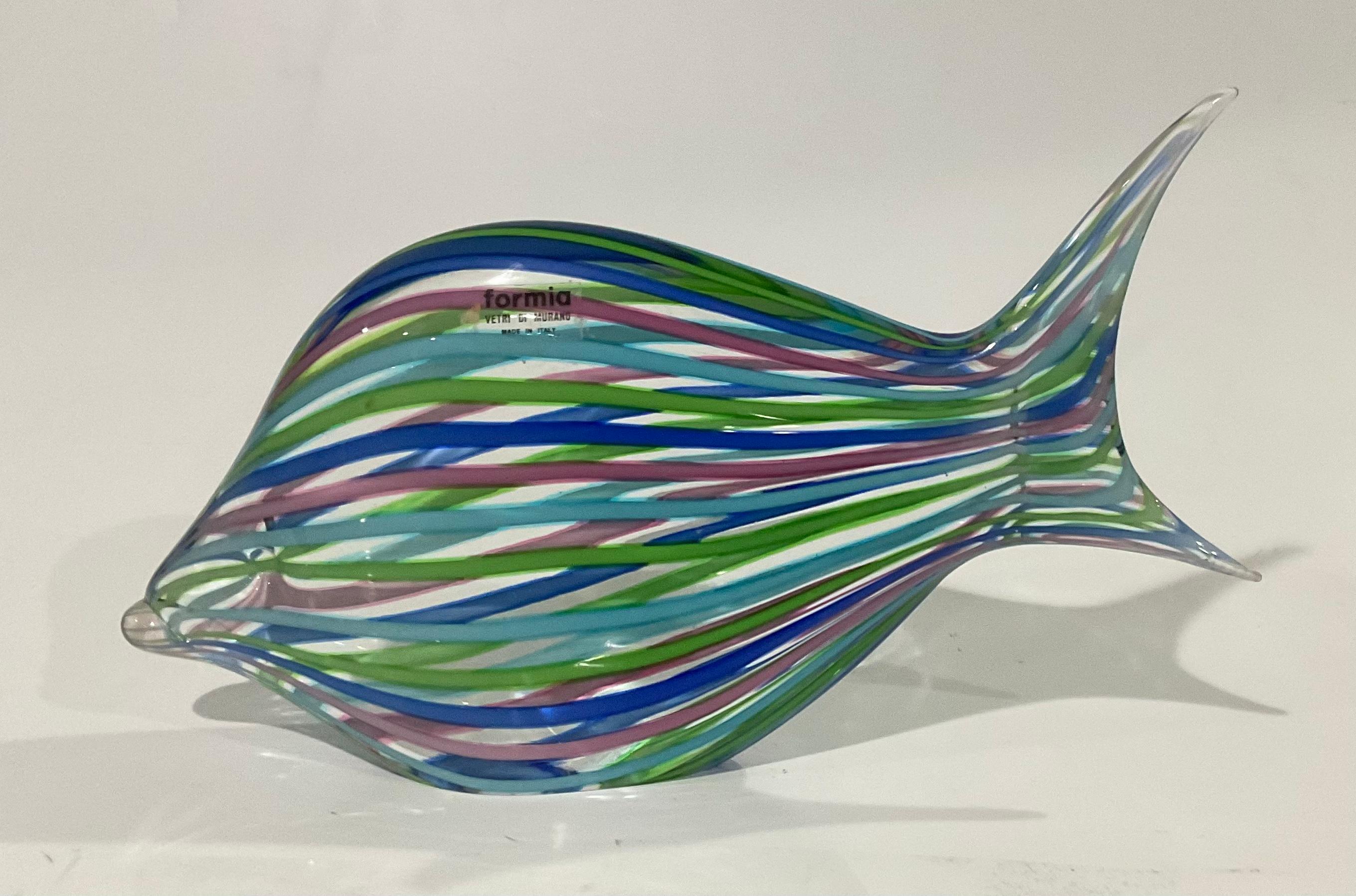 PAIR Formia, signierte lebhafte gestreifte Fischskulpturen aus Muranoglas (Italienisch) im Angebot