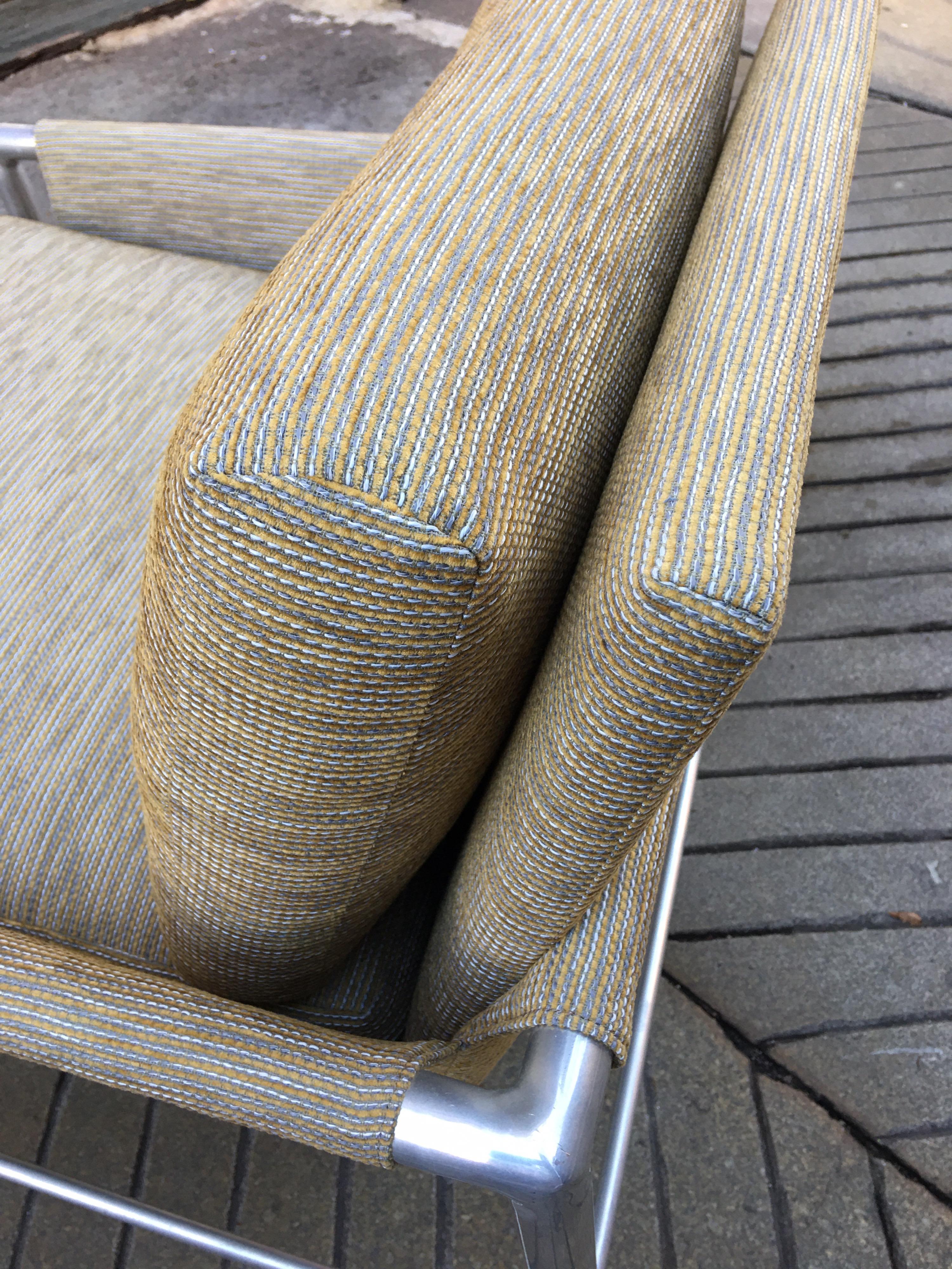 Pair of Founders Aluminum Lounge Chairs 7