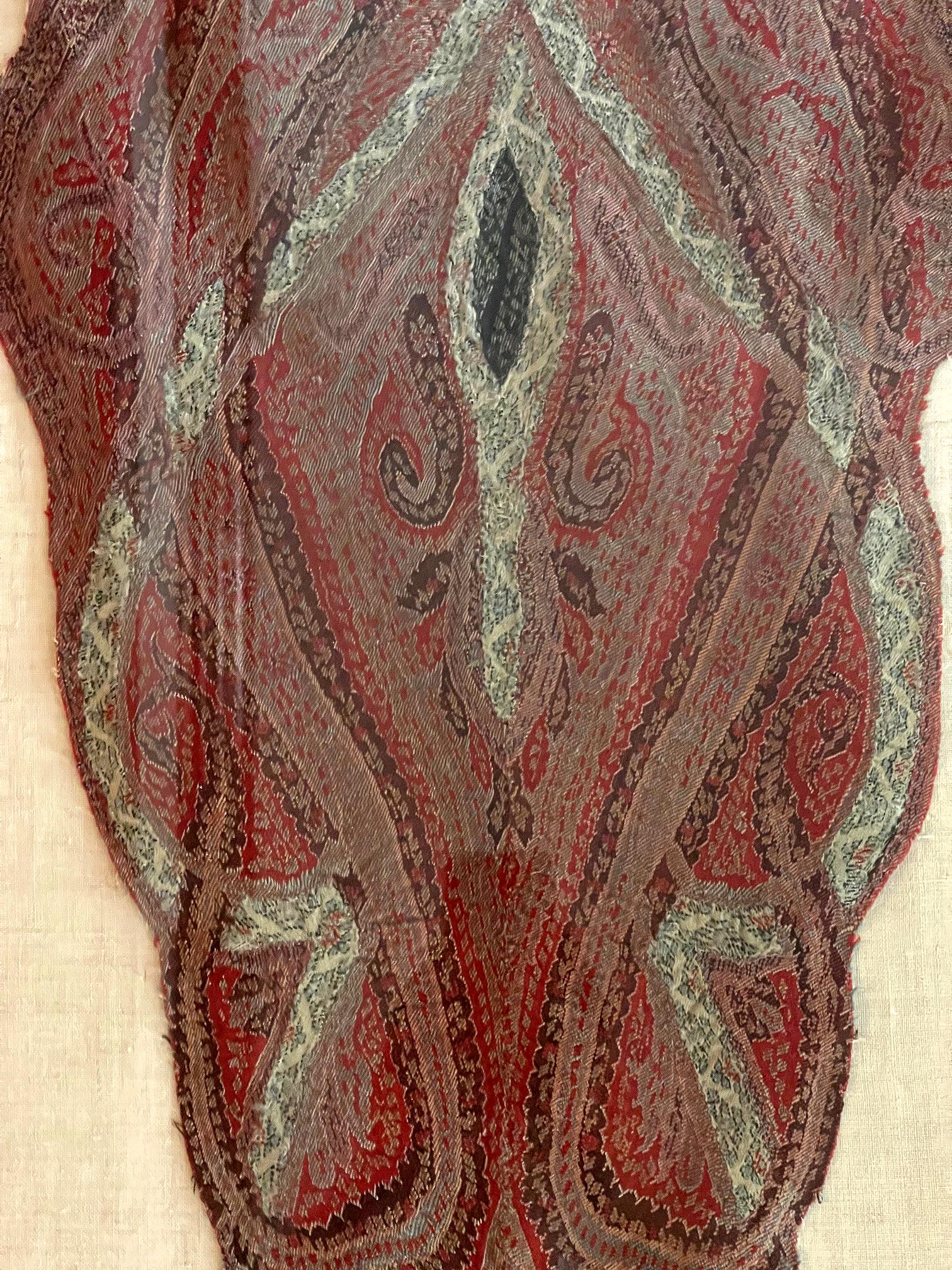 Textile Paire de fragments de châle Parsley ancien encadrés en vente