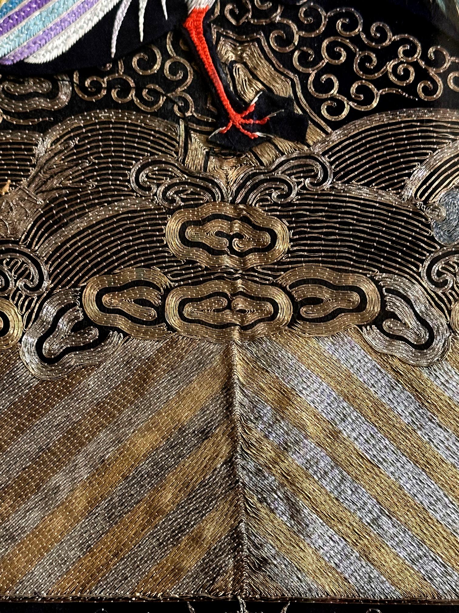 Paire d'encadrements Superbe insigne de troisième rang brodé en forme de paon de la dynastie chinoise Qing en vente 4