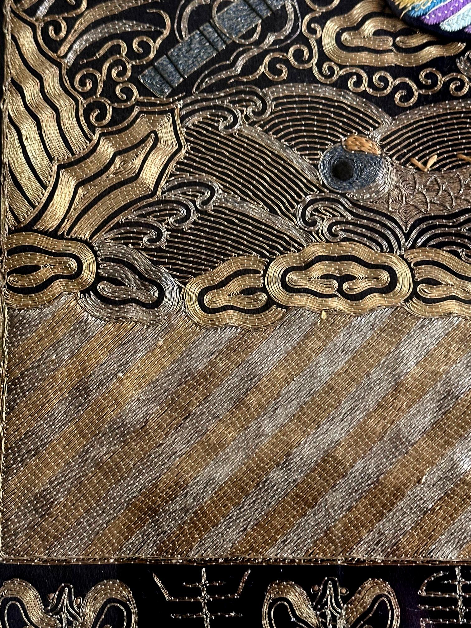 Paire d'encadrements Superbe insigne de troisième rang brodé en forme de paon de la dynastie chinoise Qing en vente 6