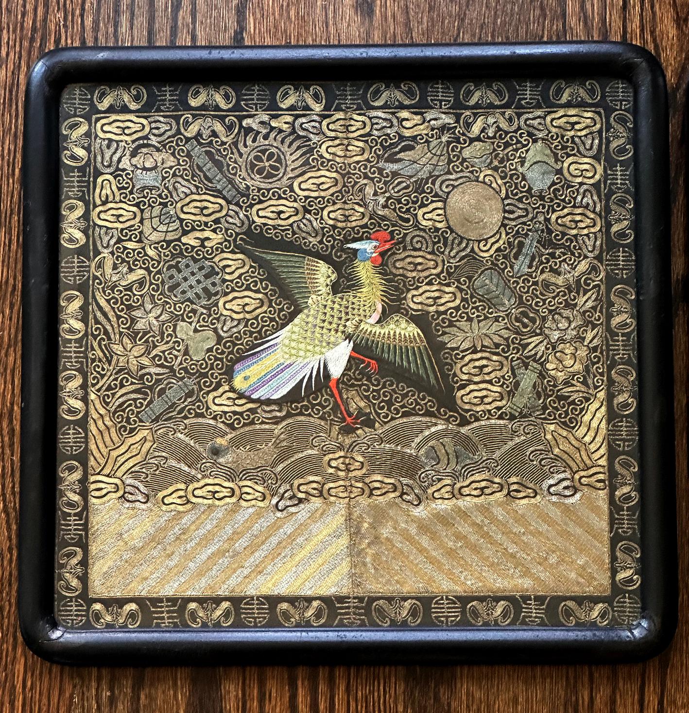 Chinois Paire d'encadrements Superbe insigne de troisième rang brodé en forme de paon de la dynastie chinoise Qing en vente