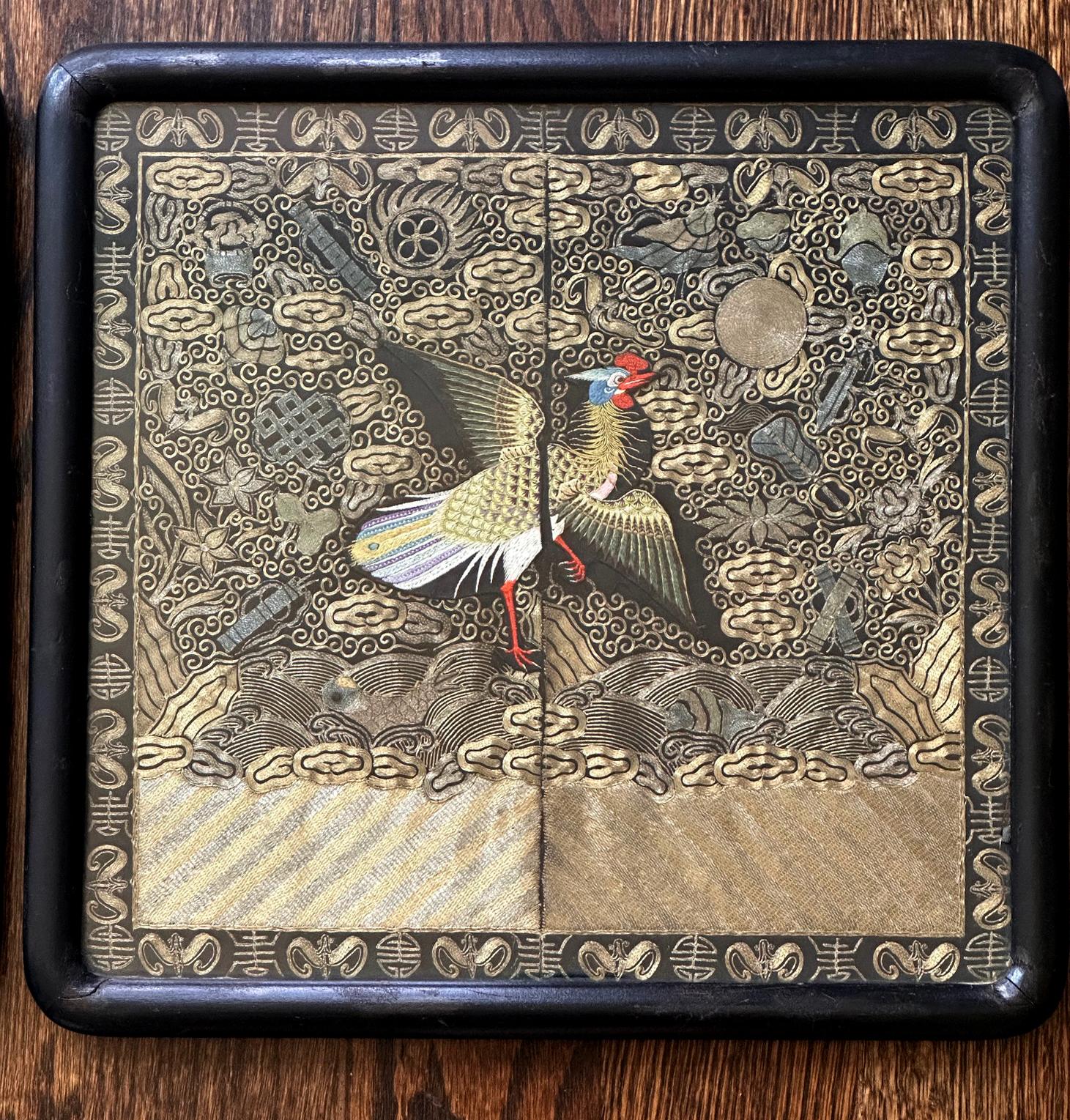 Brodé Paire d'encadrements Superbe insigne de troisième rang brodé en forme de paon de la dynastie chinoise Qing en vente