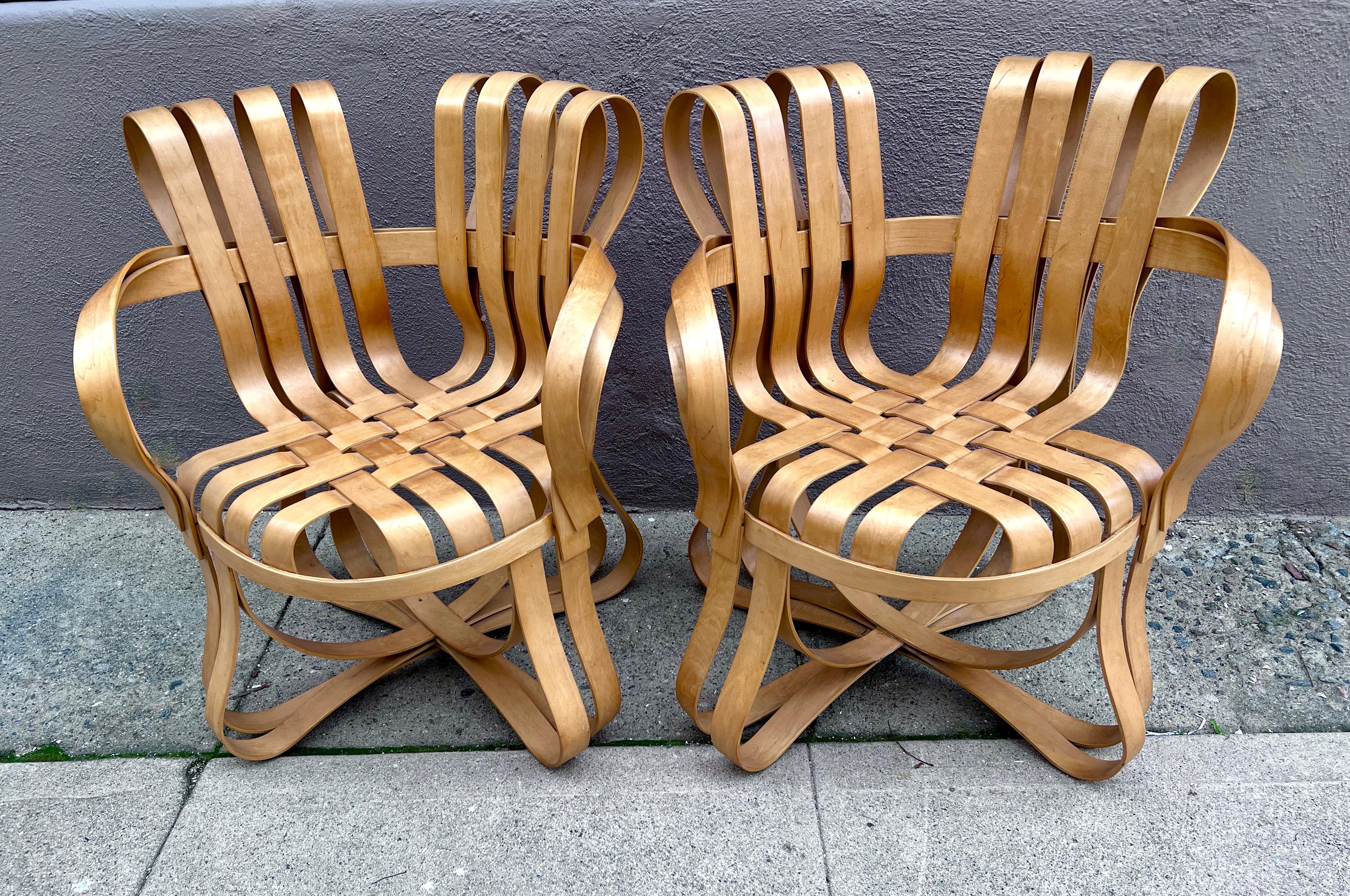 Paire de chaises à carreaux croisés de Frank Gehry.  Les chaises sont fabriquées à partir de morceaux de ruban en bois d'érable, croisés et pliés pour former non seulement un design unique, mais aussi une pièce solide pour n'importe quelle pièce de