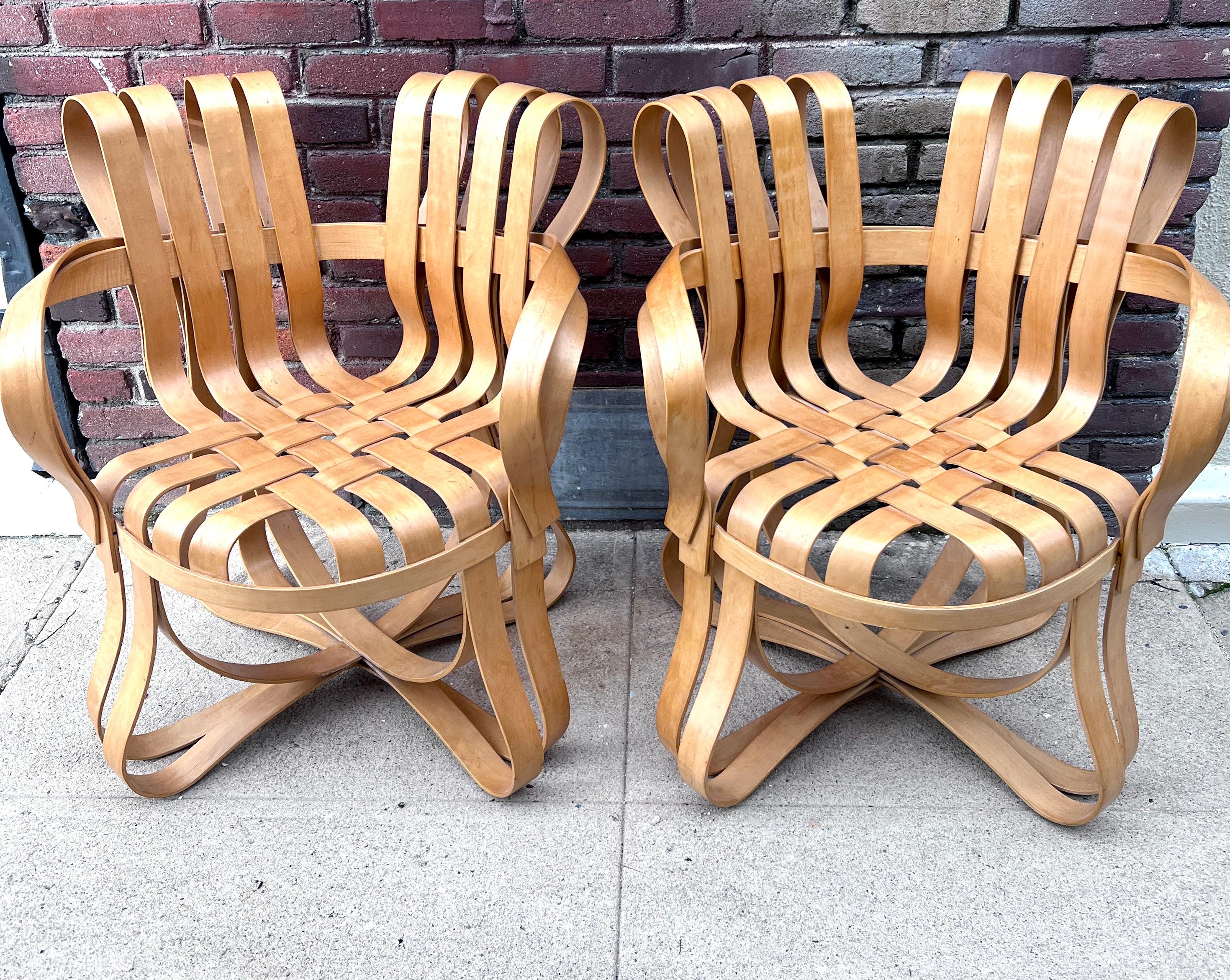 Fait main Paire de chaises Frank Gehry en érable courbé à carreaux croisés pour Knoll en vente