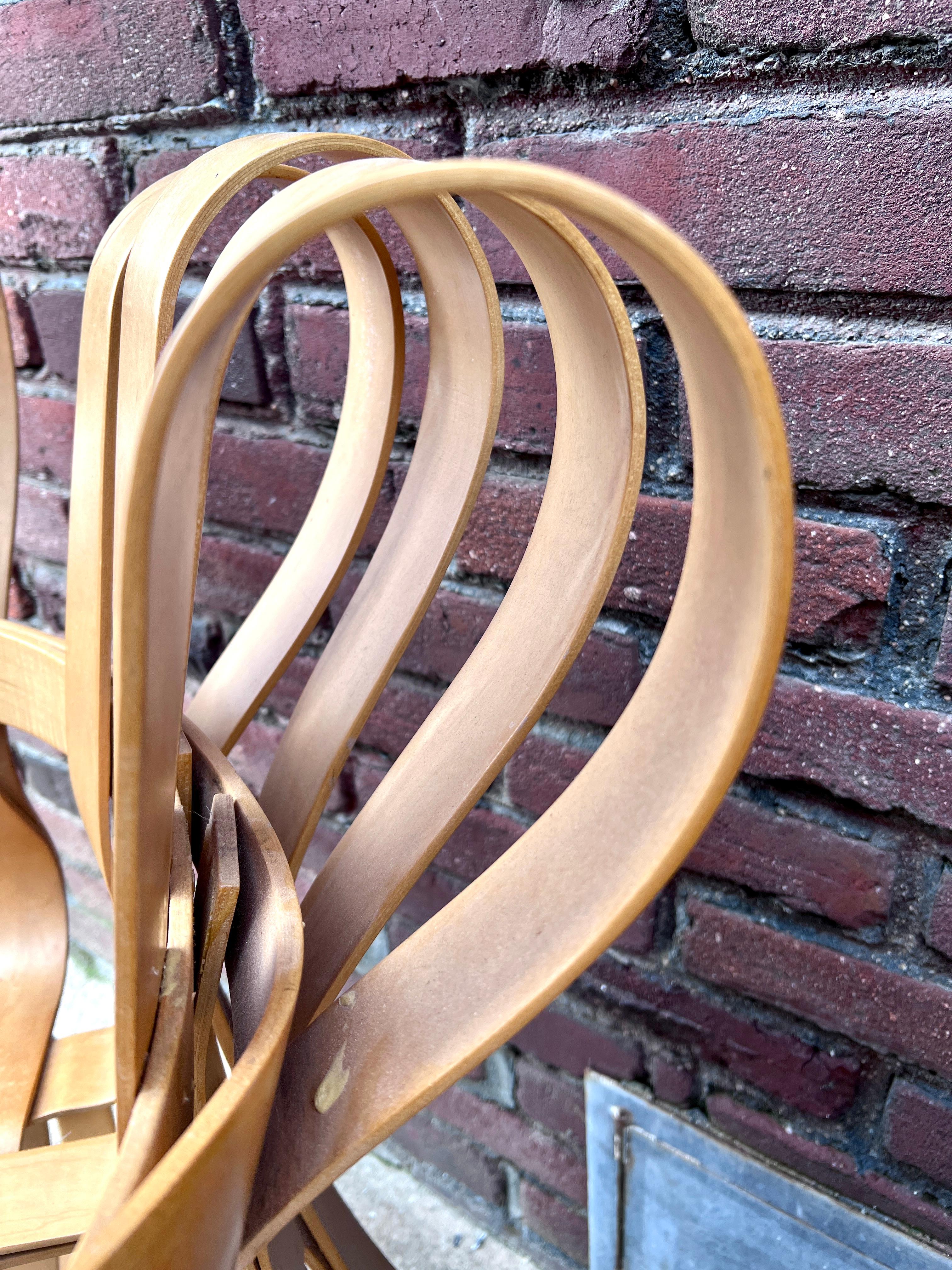 Érable Paire de chaises Frank Gehry en érable courbé à carreaux croisés pour Knoll en vente