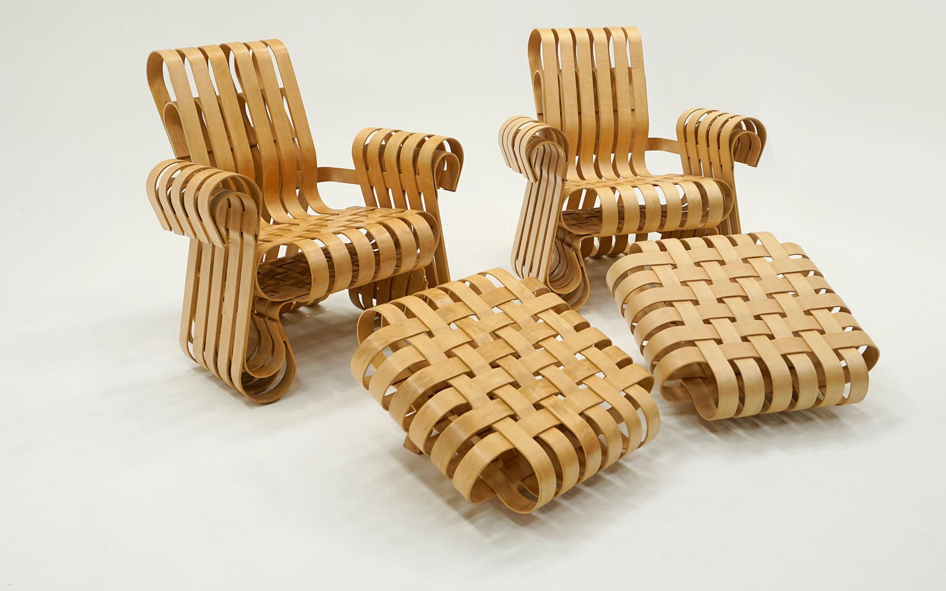 Coppia (due) sedie e pouf Power play disegnati da Frank Gehry per Knoll in ottime condizioni. Le doghe in legno non presentano scheggiature, crepe o riparazioni. Pochi o nessun segno d'uso.  Firma 