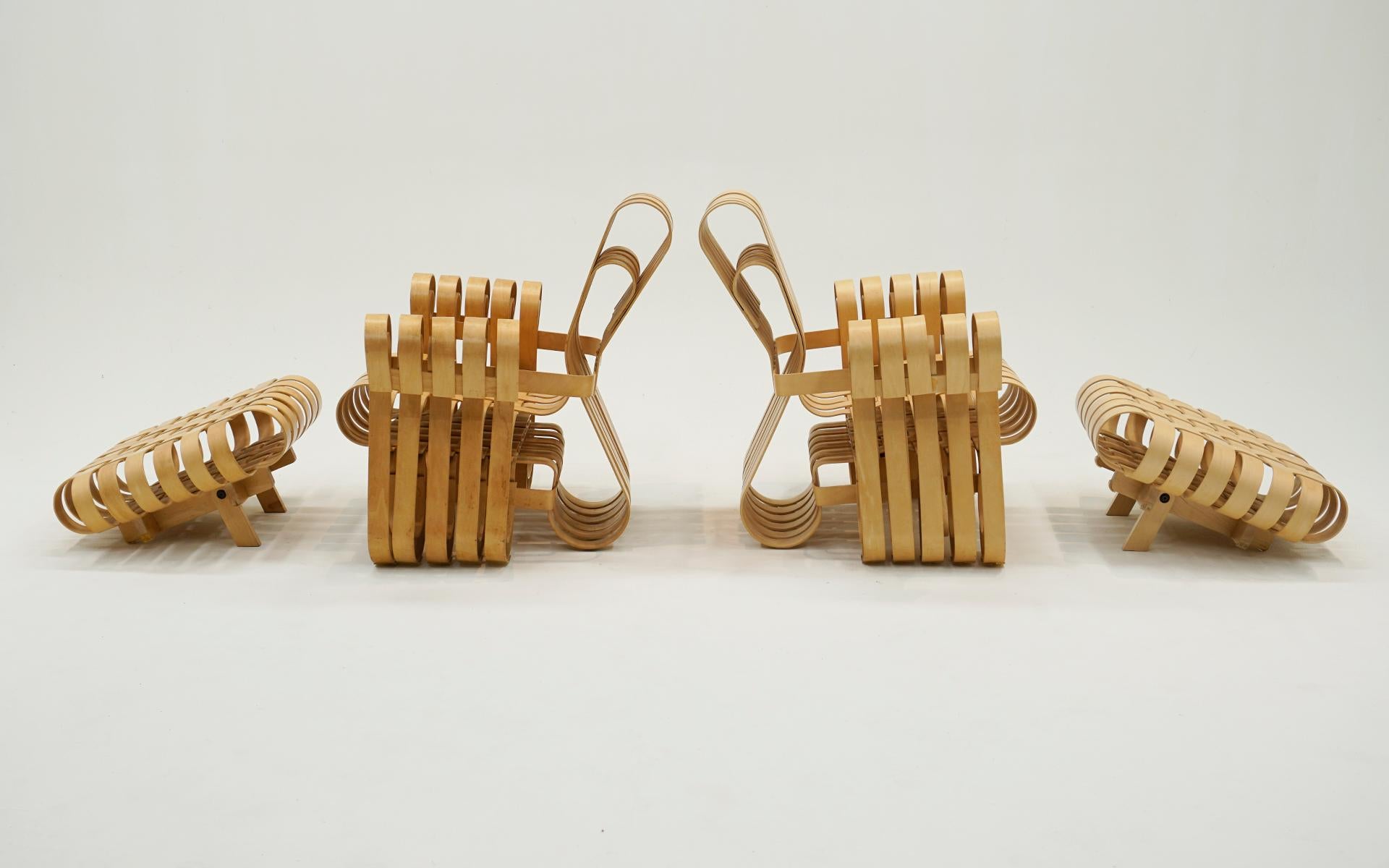 Americano Coppia di sedie e ottomane Power Play di Frank Gehry per Knoll, firmate, ottime condizioni in vendita