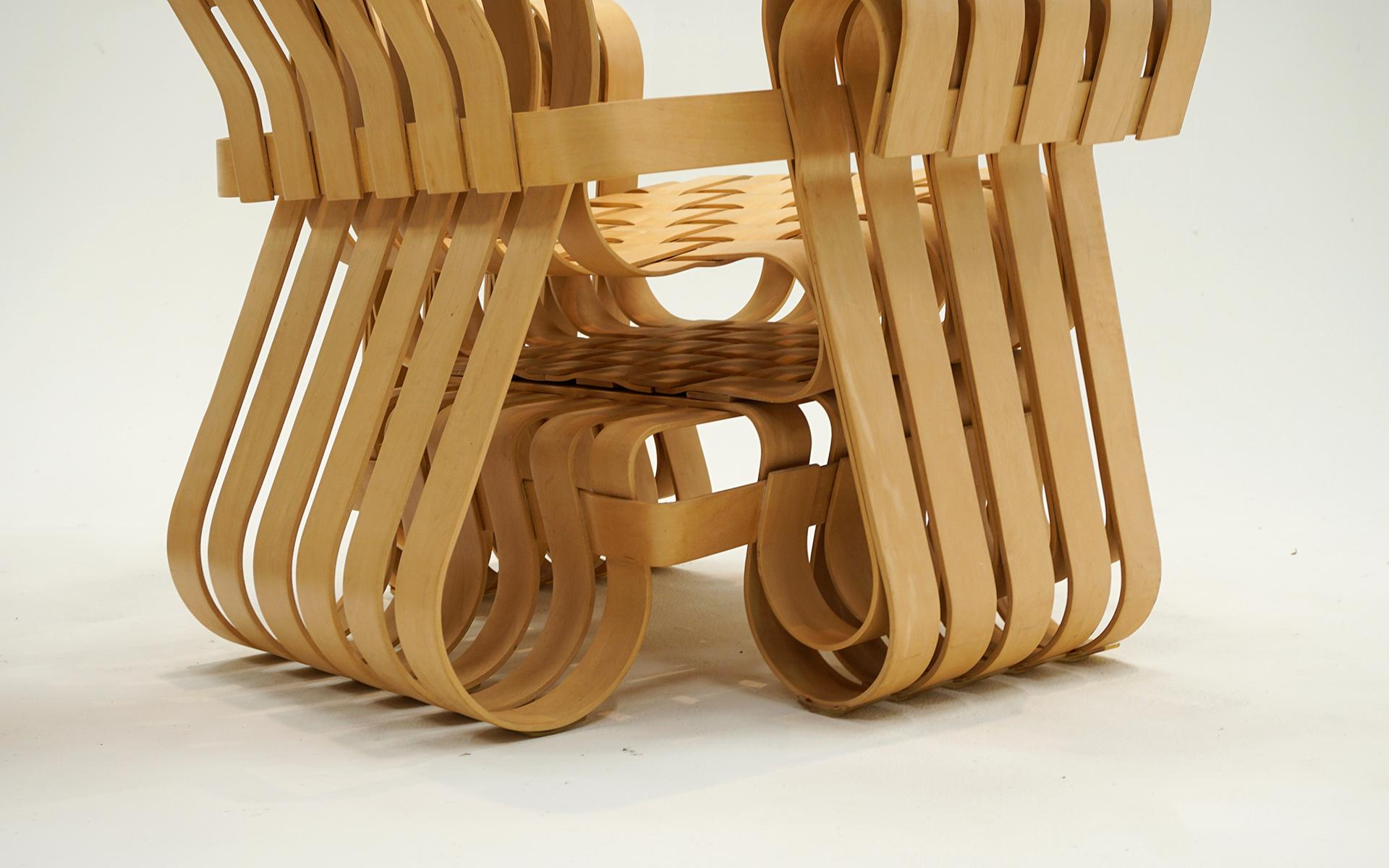 Acero Coppia di sedie e ottomane Power Play di Frank Gehry per Knoll, firmate, ottime condizioni in vendita