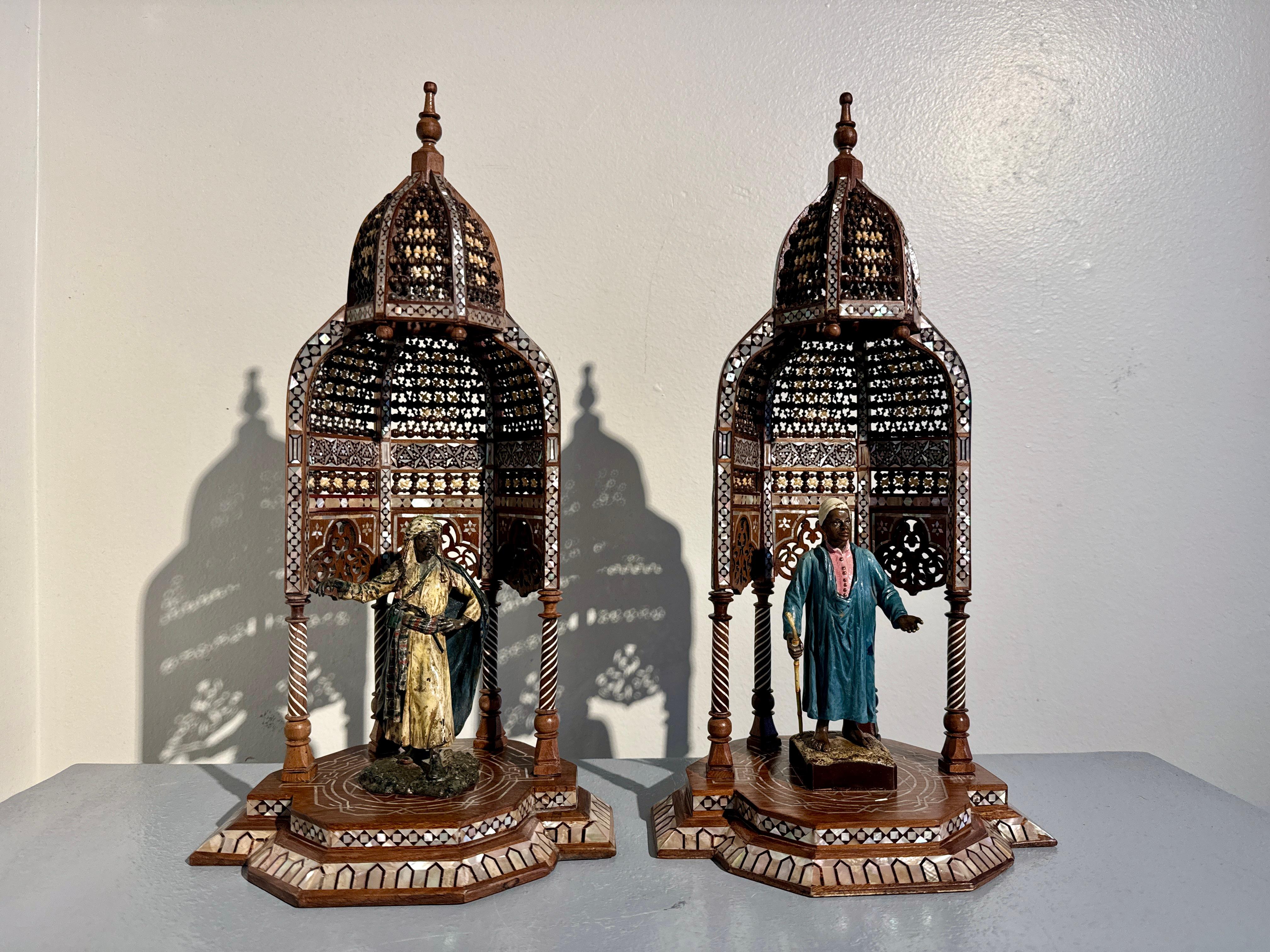 Deux bonnes figurines autrichiennes Franz Bergmann en bronze peint à froid, montées sur des supports en bois sculpté et incrusté de style mauresque marocain, début du 20e siècle, Autriche et Maroc. 

Les deux bronzes peints à froid sont typiques de