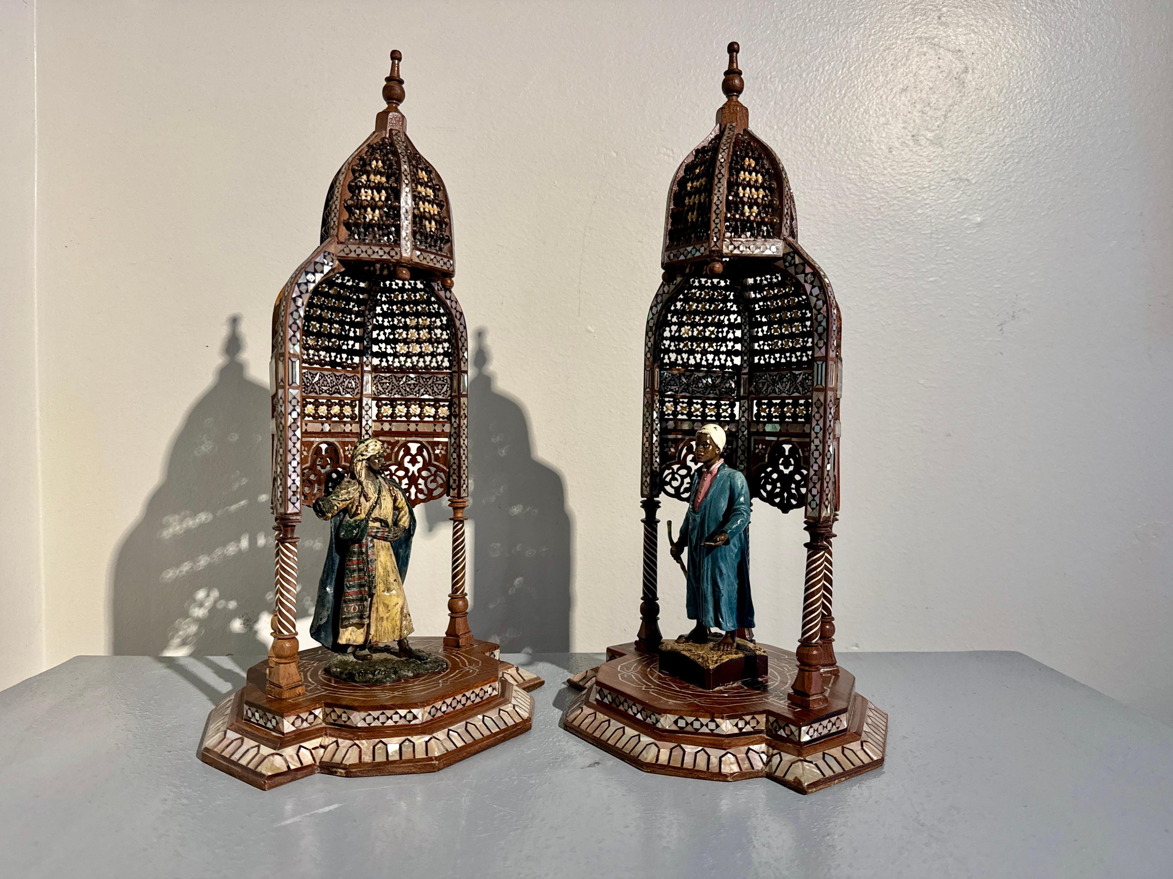 Bronze Paire de figures autrichiennes en bronze de Franz Bergmann dans des supports mauresques, début du 20e siècle en vente