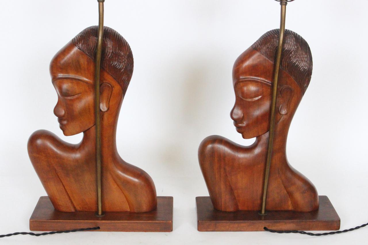 Acajou Paire de lampes de bureau en acajou avec buste de gresseur africain Franz Hagenauer, années 1920 en vente