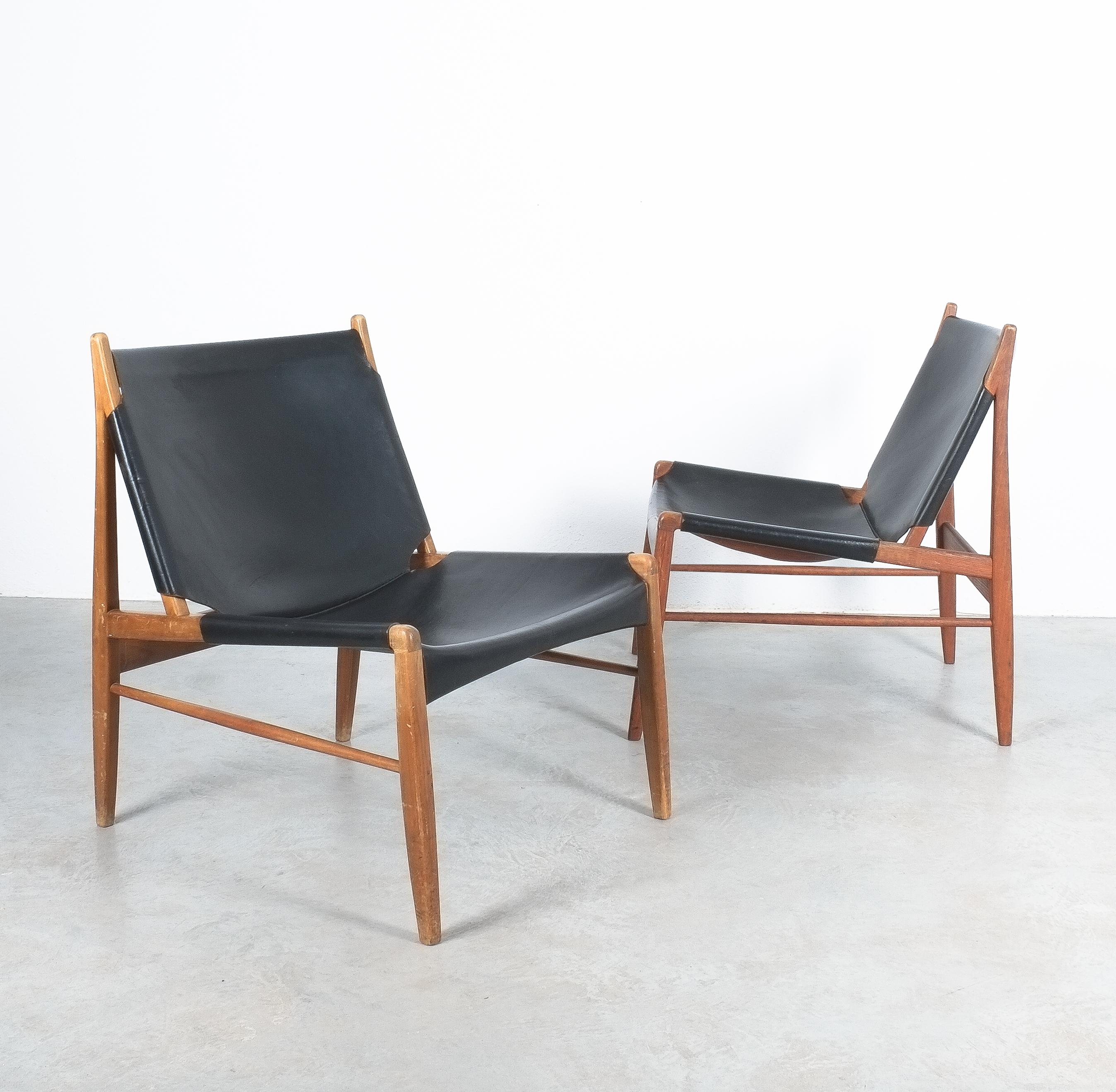 Pair of Franz Xaver Lutz hunting chairs, Munchner Werkstätten, 1958

Early hunting chair by Franz Xaver Lutz featuring a solid maple and a teak frame with the original sturdy black leather seat and backrest in good original condition. Very