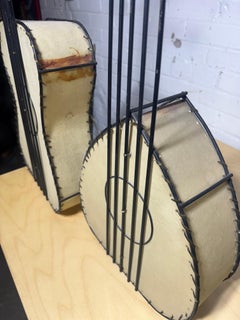 Paar Frederick Weinberg Schwarz Draht gerahmt & Pergament "Gitarre" Wandleuchten