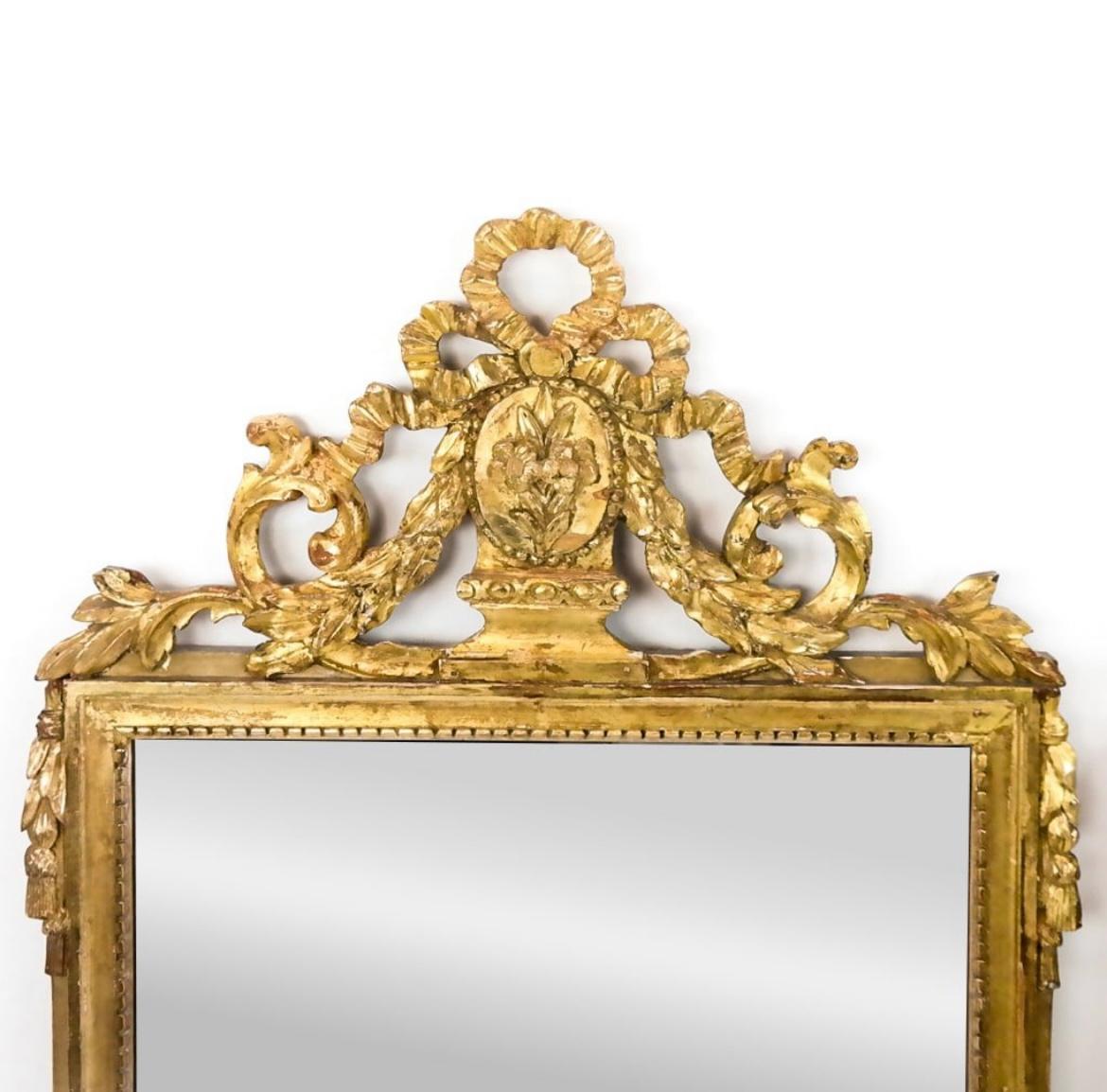 Französisch, um 1780.

Dieses prächtige Paar vergoldeter Louis-XVI-Glasspiegel aus dem Frankreich des 18. Jahrhunderts ist ein Beispiel für die Opulenz und Raffinesse der Louis-XVI-Epoche. Jeder Spiegel hat einen kunstvoll geschnitzten Rahmen aus