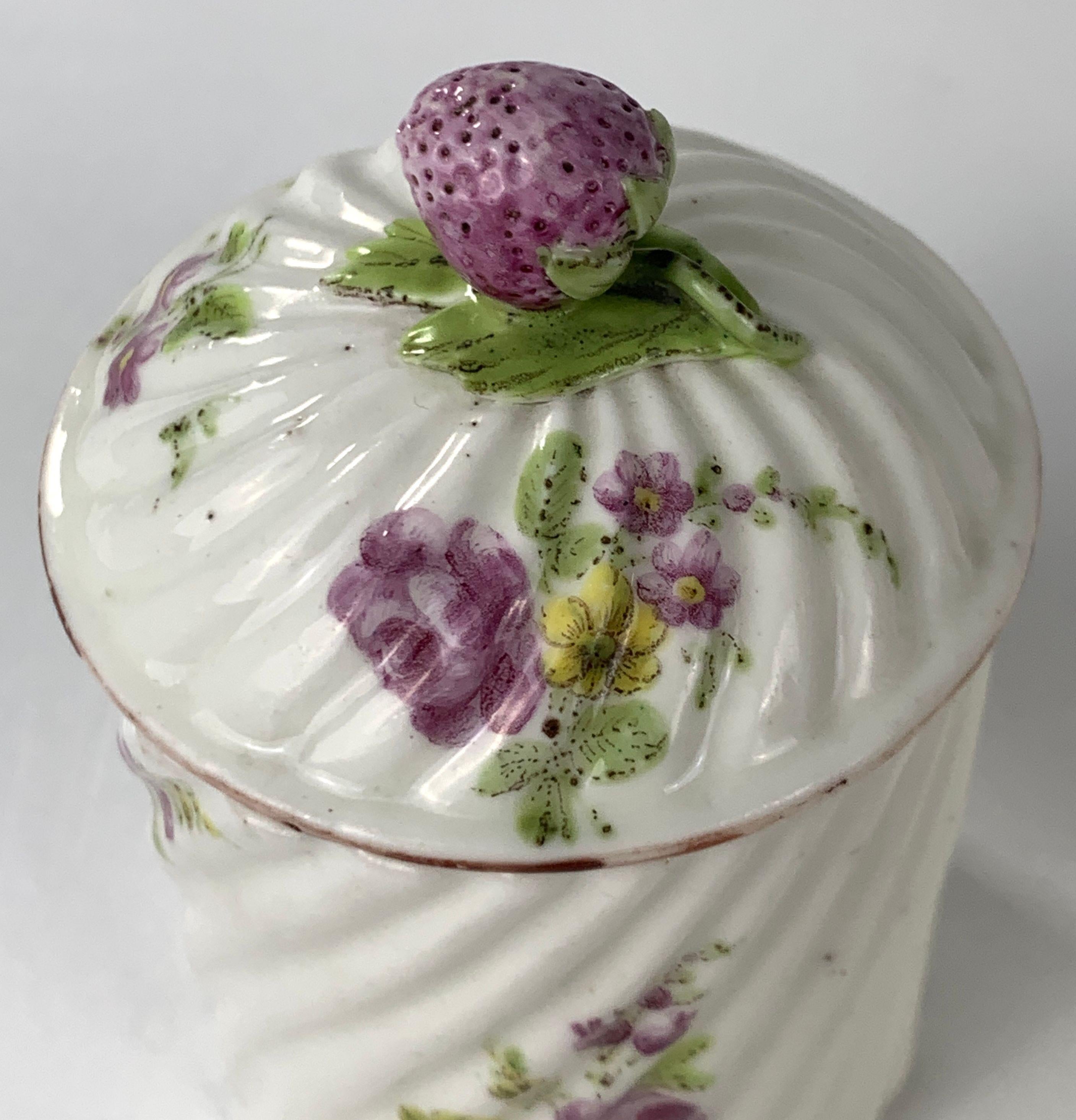 Rococo Paire de pots en porcelaine souple du 18ème siècle en pâte tendre fabriqués par Mennecy en vente