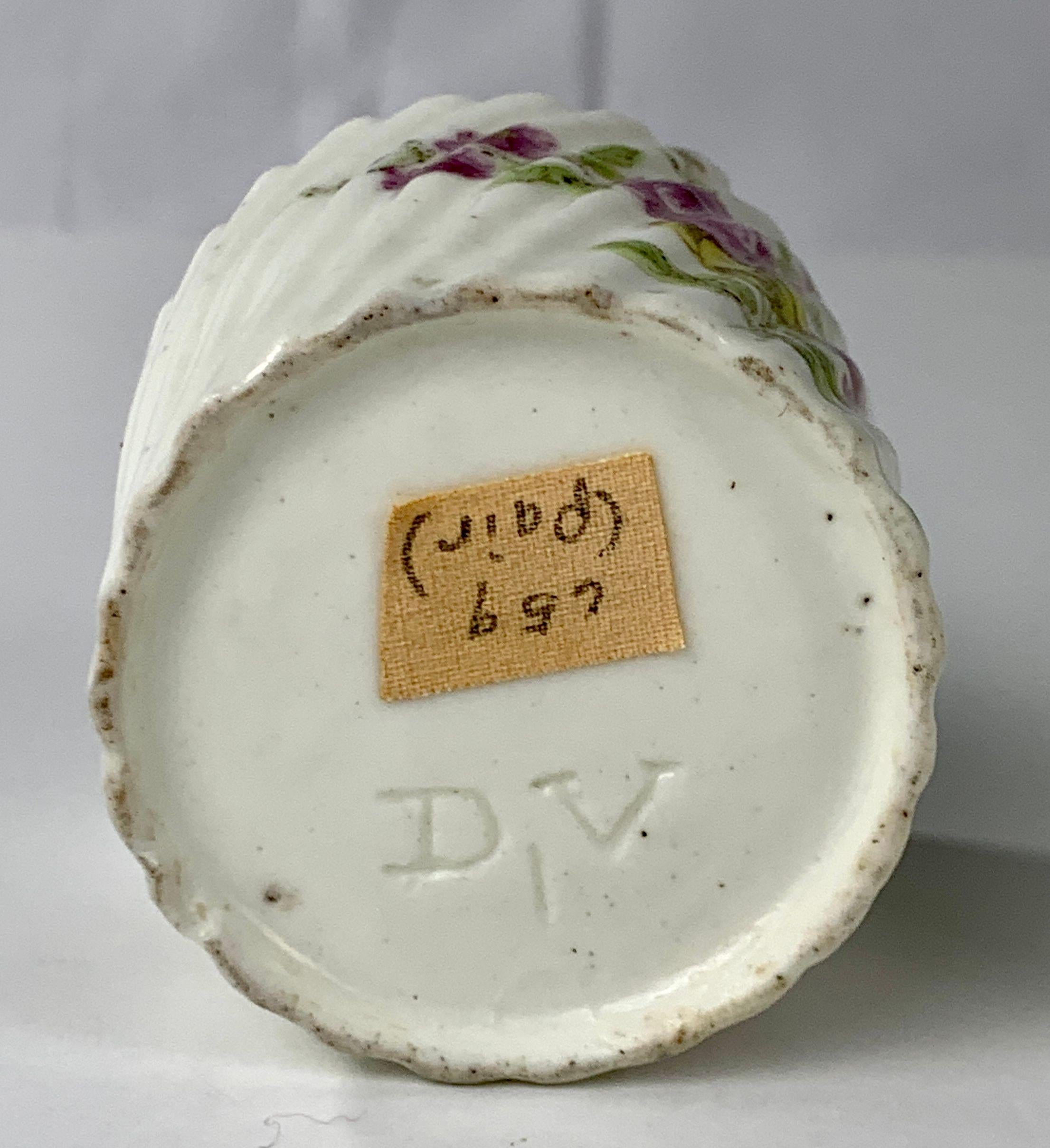 XVIIIe siècle Paire de pots en porcelaine souple du 18ème siècle en pâte tendre fabriqués par Mennecy en vente