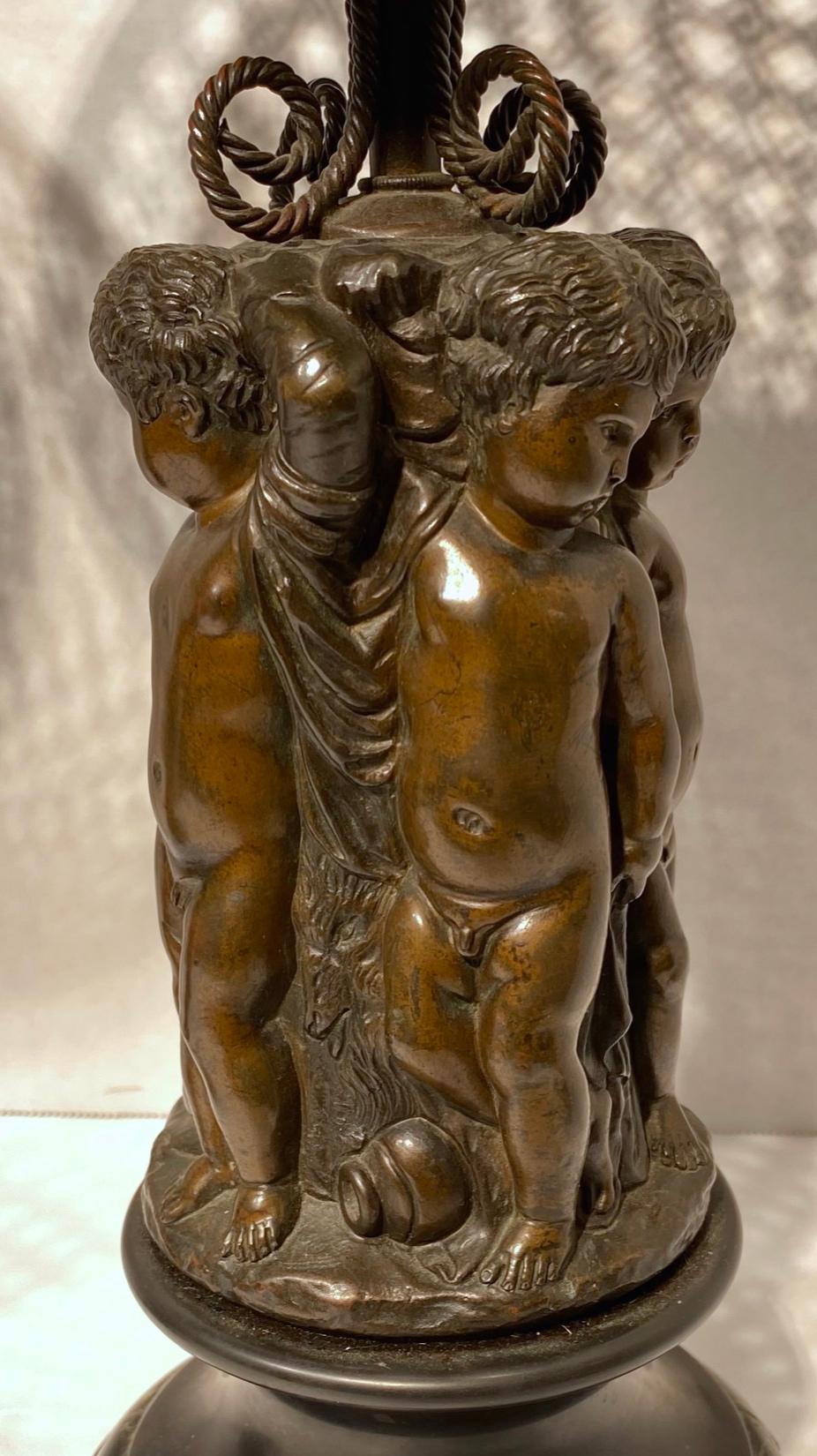 Pareja de corbeilles de bronce franceses del siglo XIX que representan cupidos en venta 4