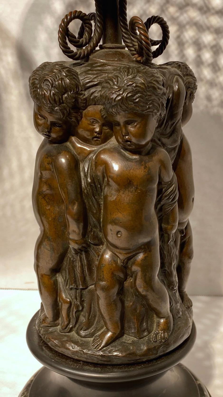 Paar französische Korbeilles aus Bronze des 19. Jahrhunderts, die Amore darstellen im Angebot 6