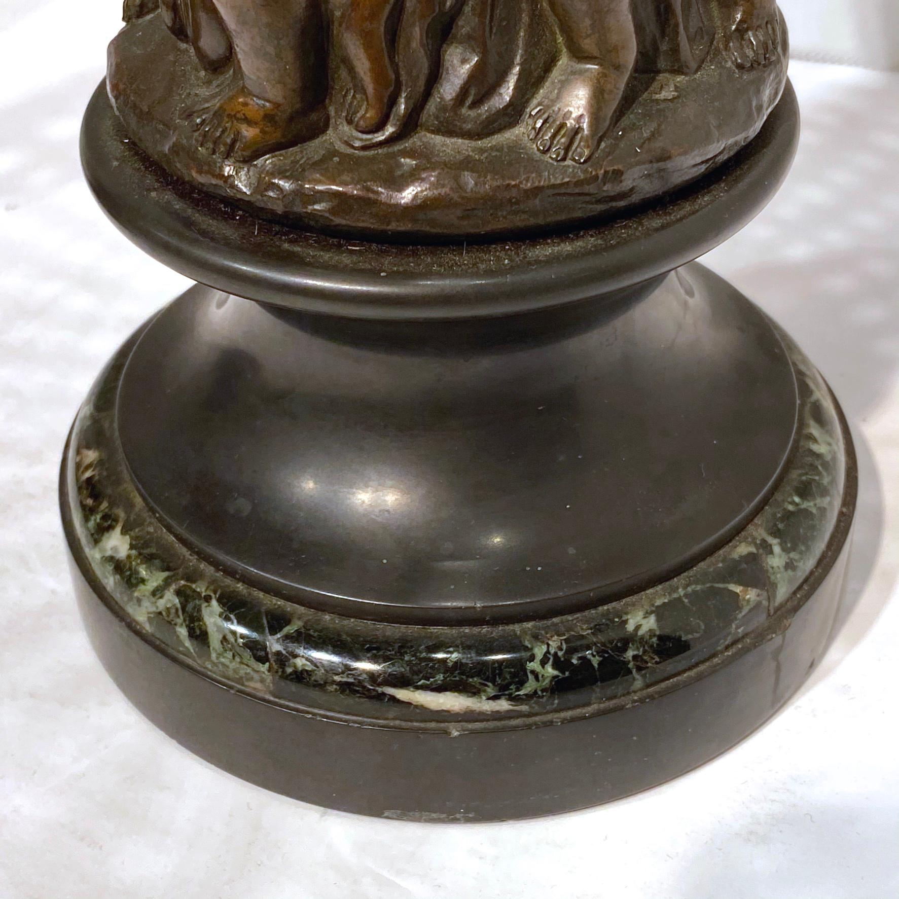 Paar französische Korbeilles aus Bronze des 19. Jahrhunderts, die Amore darstellen im Angebot 13