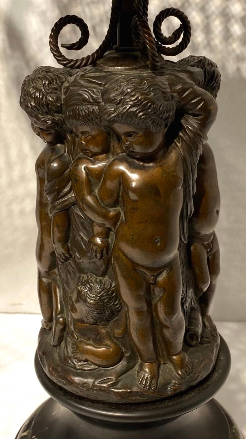 Paar französische Korbeilles aus Bronze des 19. Jahrhunderts, die Amore darstellen im Angebot 4
