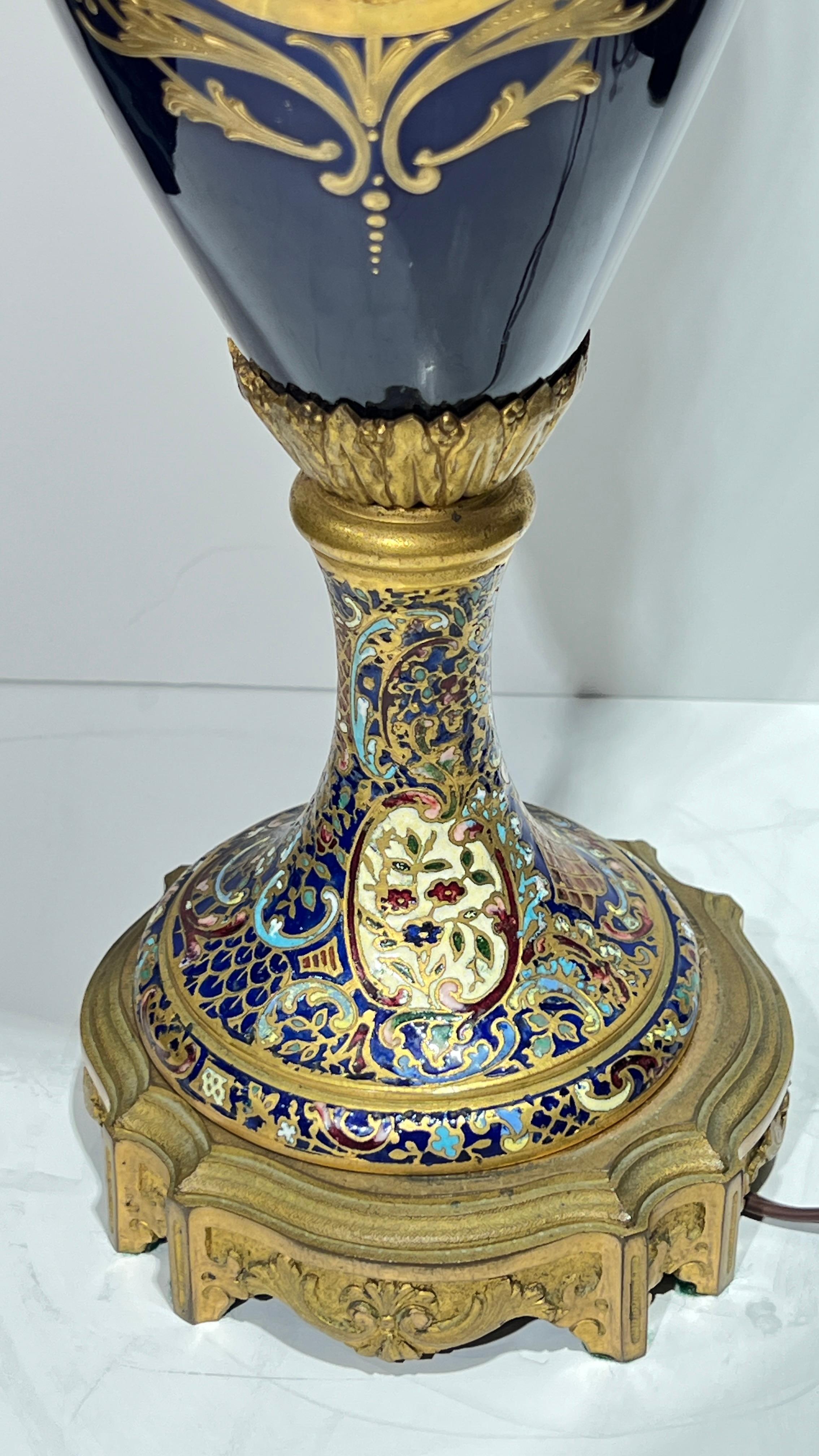 Champlevé Coppia Francese 19 secolo Francese  Vasi in bronzo e Sèvres fatti su misura per la lampada in vendita