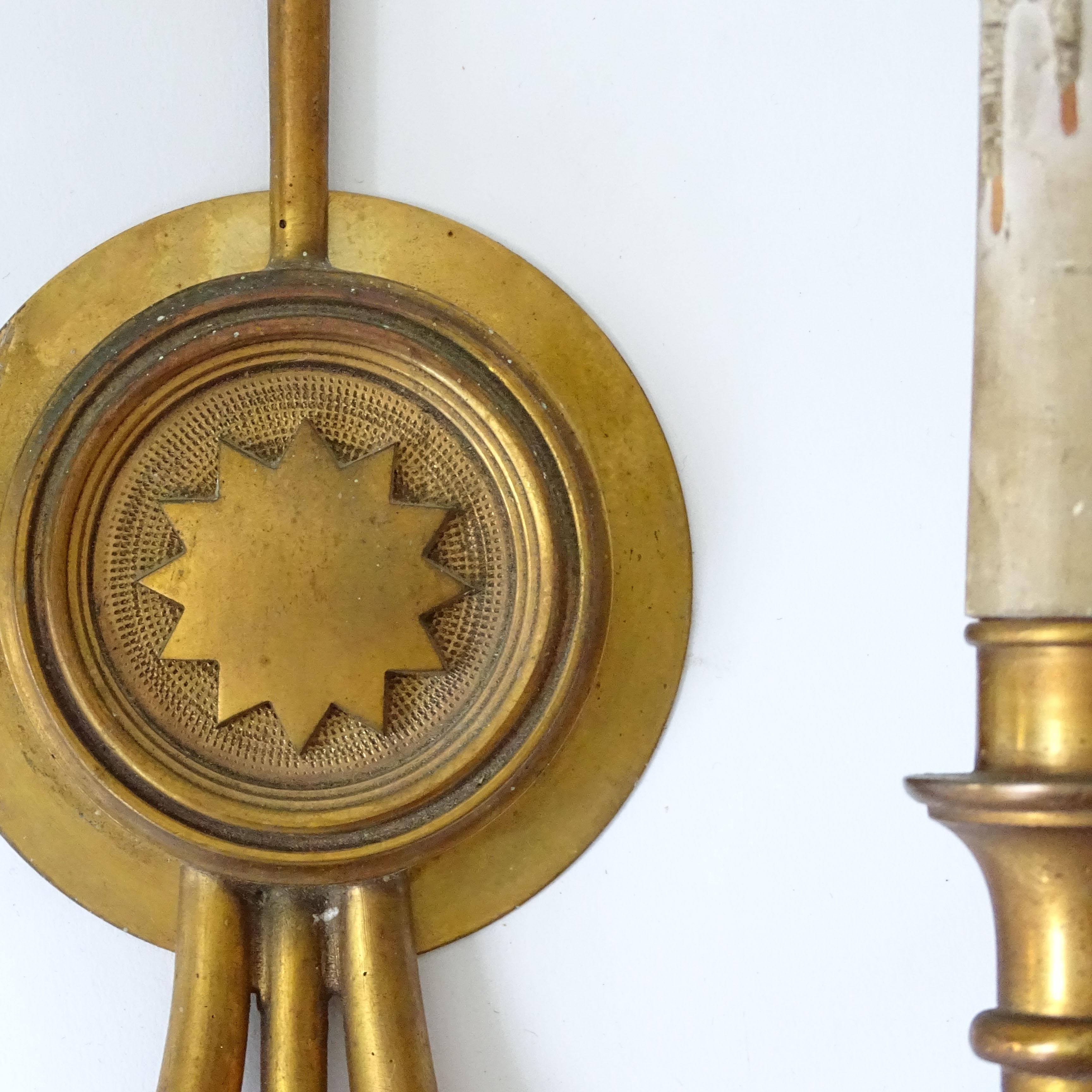 Neoclassical Pair French 1940s Neo-classic arrow shaped brass wall lamps For Sale