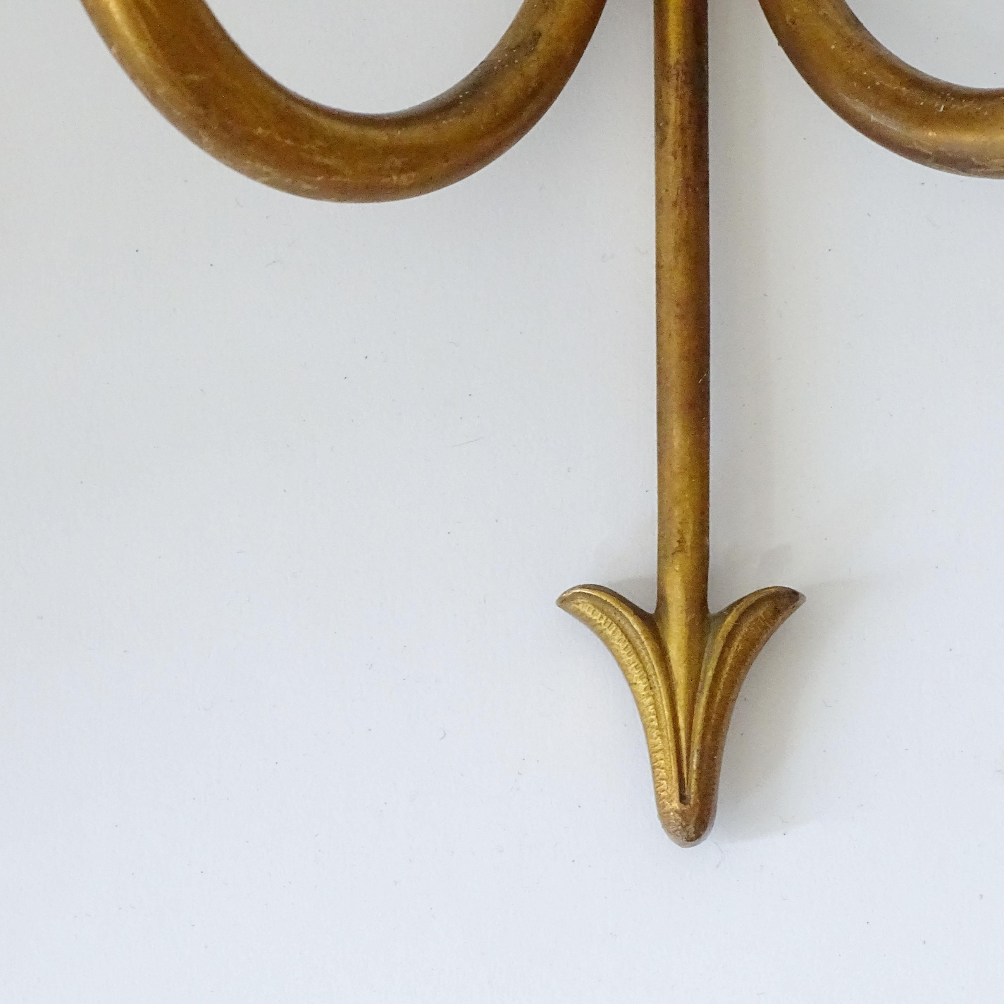 Pair French 1940s Neo-classic arrow shaped brass wall lamps In Good Condition For Sale In Milan, IT