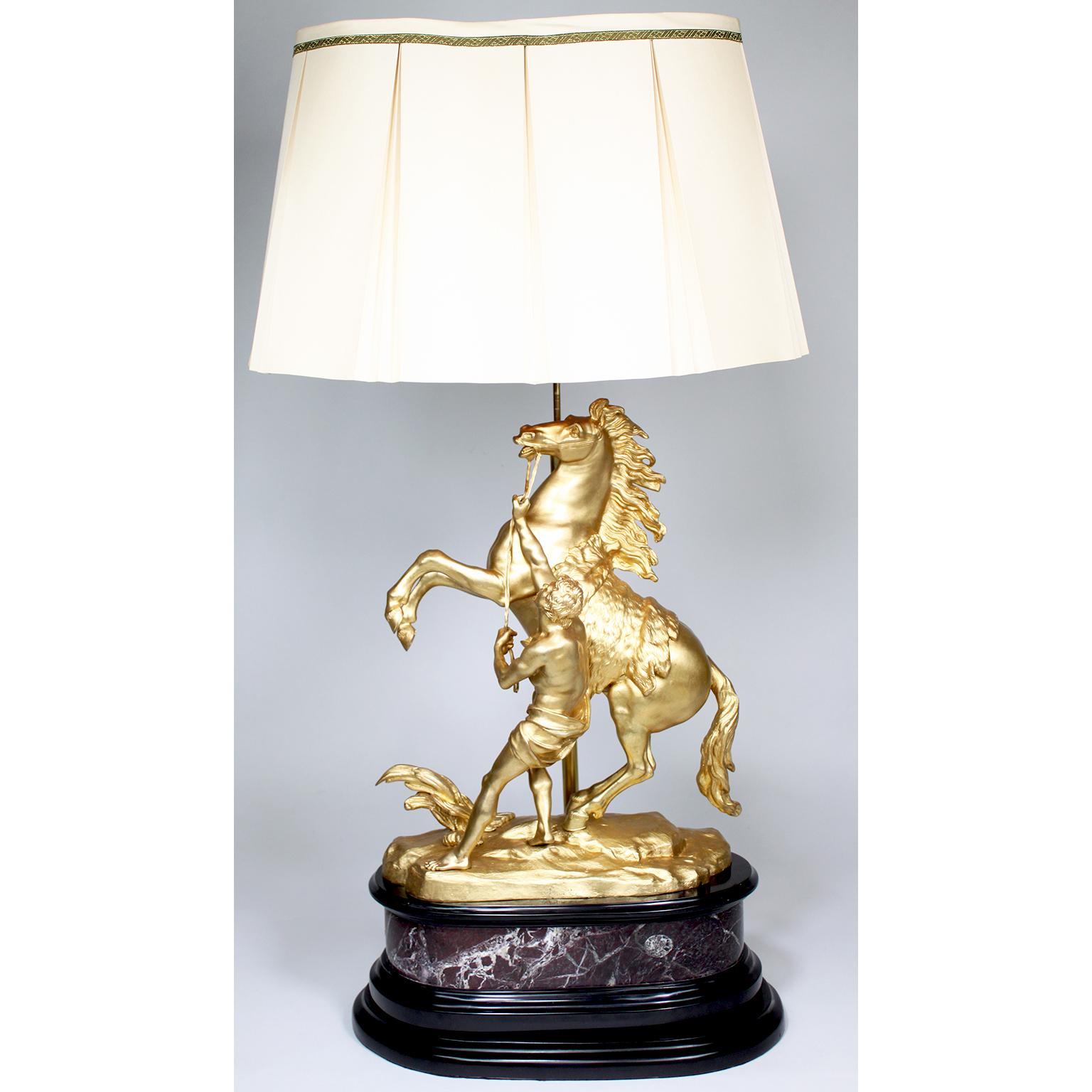 Louis XV Paire de sculptures françaises en bronze doré du 19e/20e siècle représentant les chevaux aux chevaux magnifiques en vente