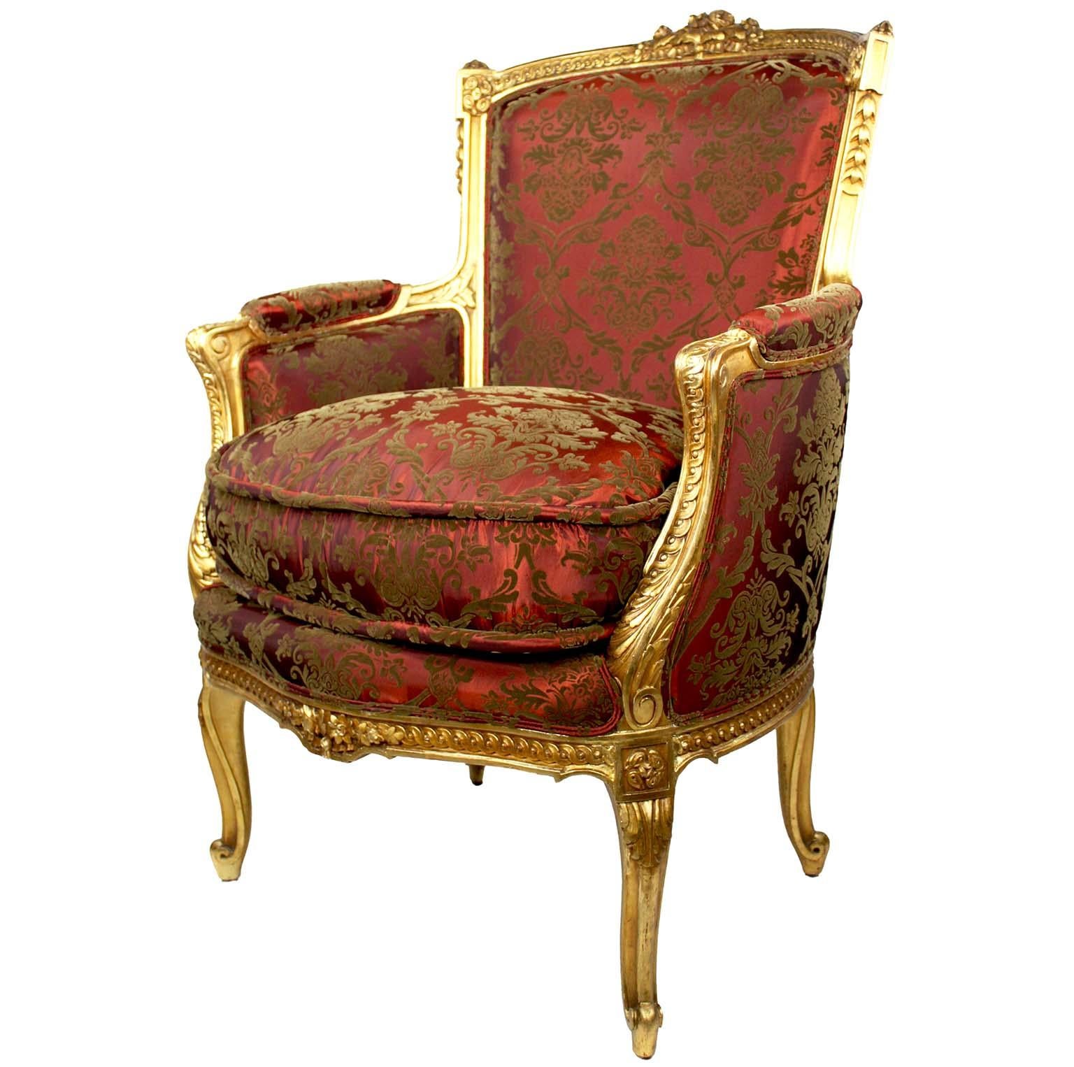 Una raffinata coppia di gioielli francesi del XIX/XX secolo in stile 'Belle Époque'.  Bergères intagliato in legno dorato, attribuito alla Maison Jansen. Le poltrone, recentemente imbottite e restaurate, hanno lo schienale, i fianchi e la seduta a