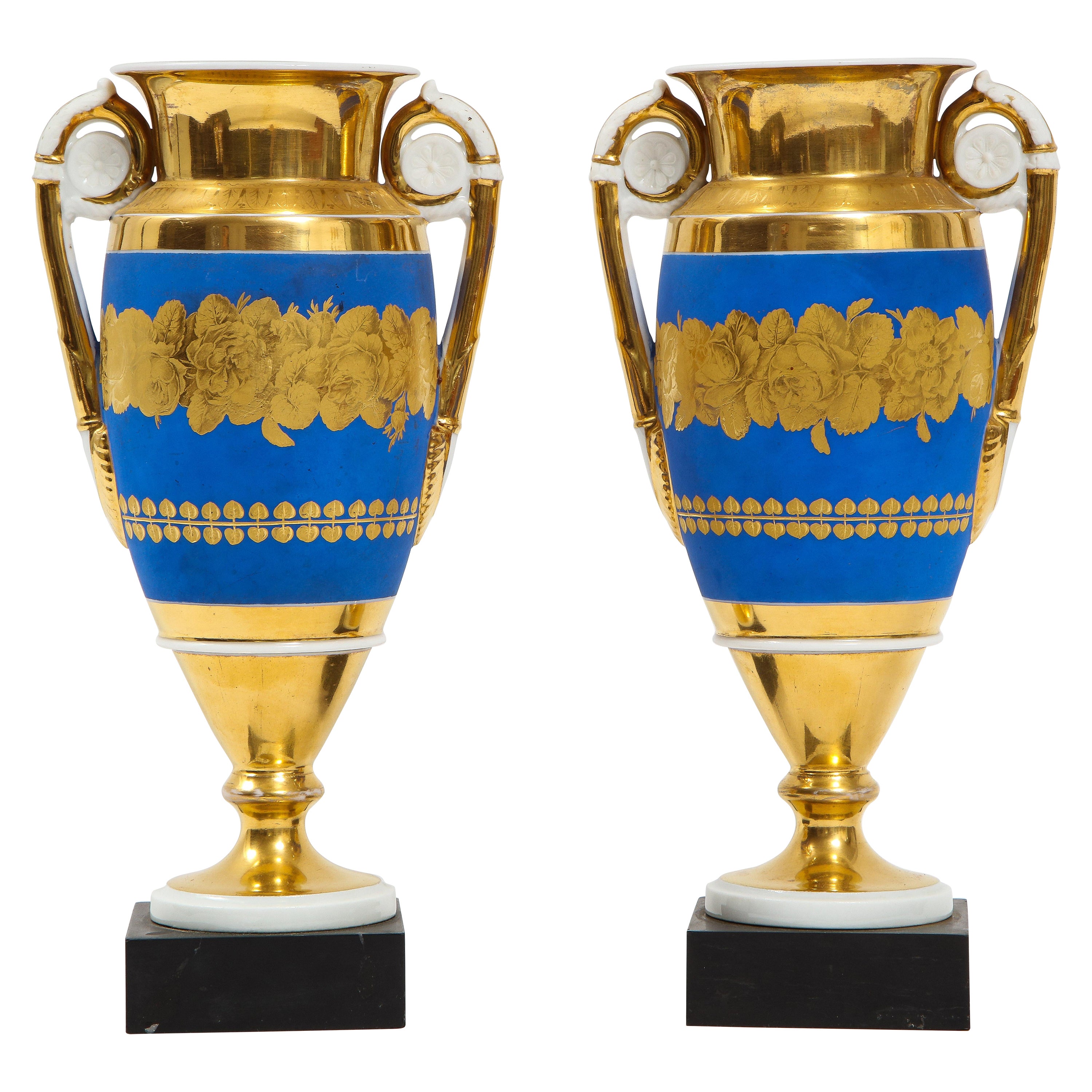 Coppia di vasi in porcellana francese del XIX secolo con fondo blu e oro a due toni con manici dorati