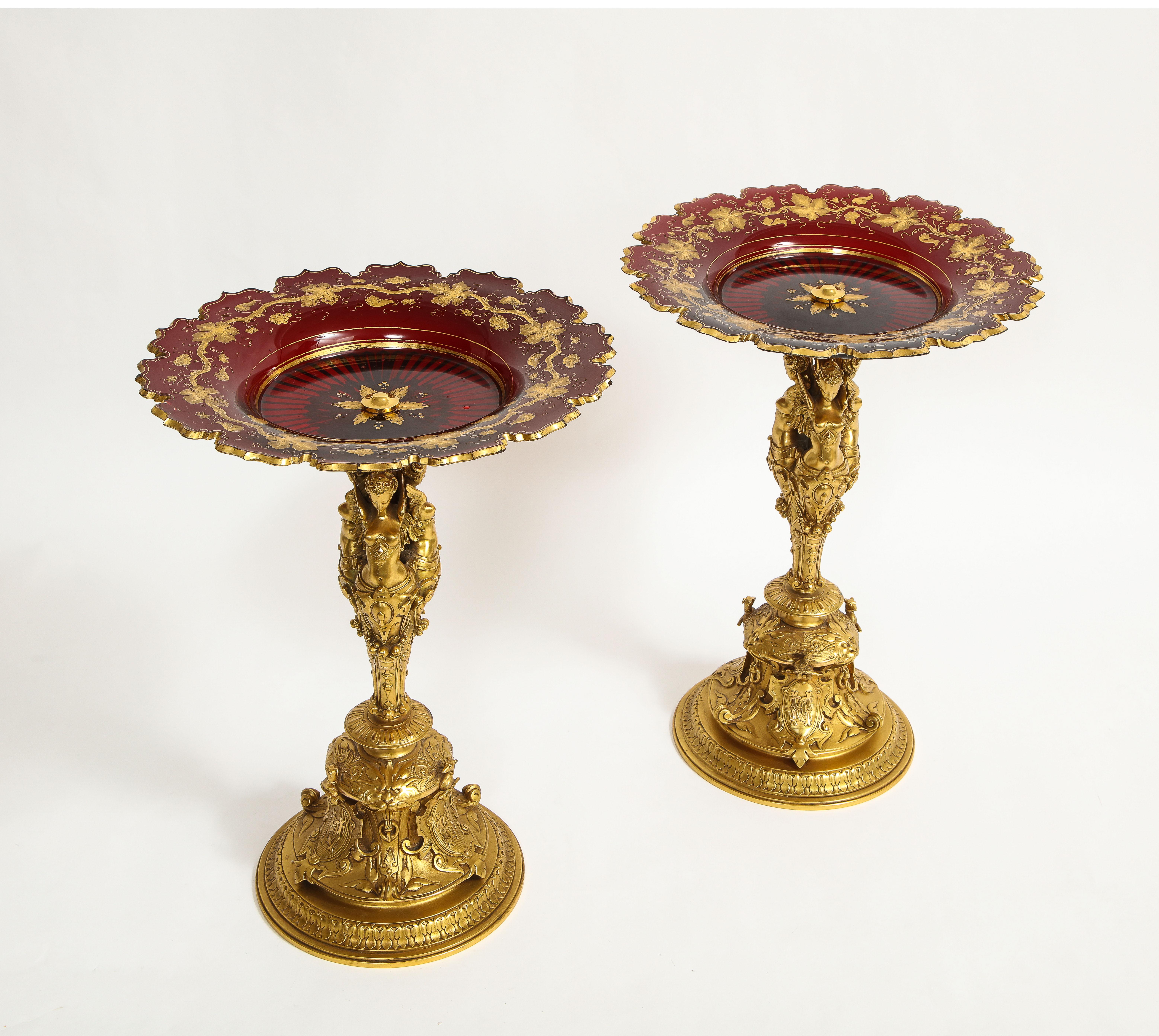 Paar französische, rote Baccarat-Kristall-Goldbronze-Tazzas im Louis-XVI-Stil des 19. Jahrhunderts (Handgeschnitzt) im Angebot
