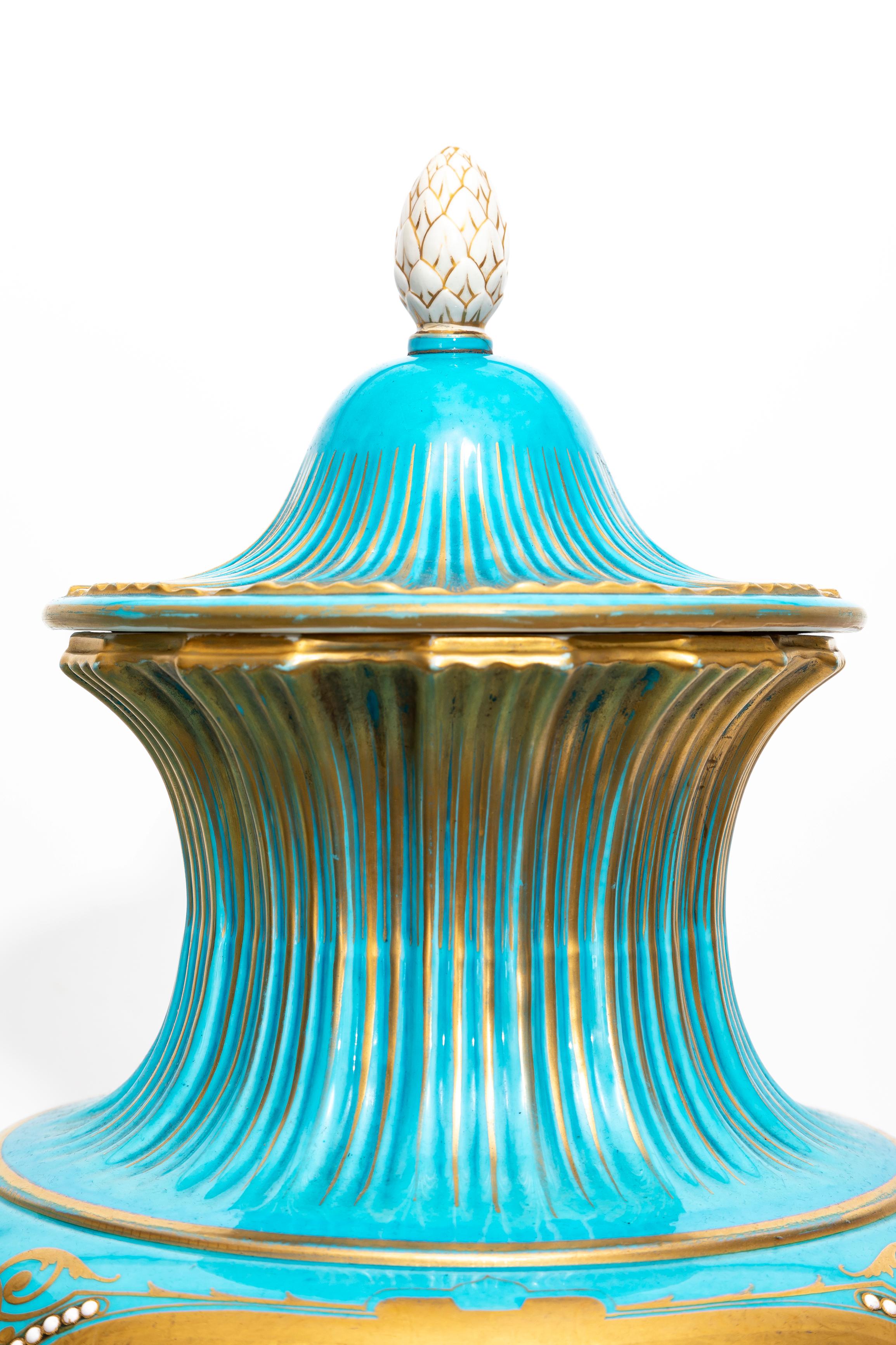 Paar französische Celeste-Blaue, juwelenbesetzte Deckelvasen aus Goldbronze und Sevres-Porzellan aus dem 19. Jahrhundert im Angebot 4