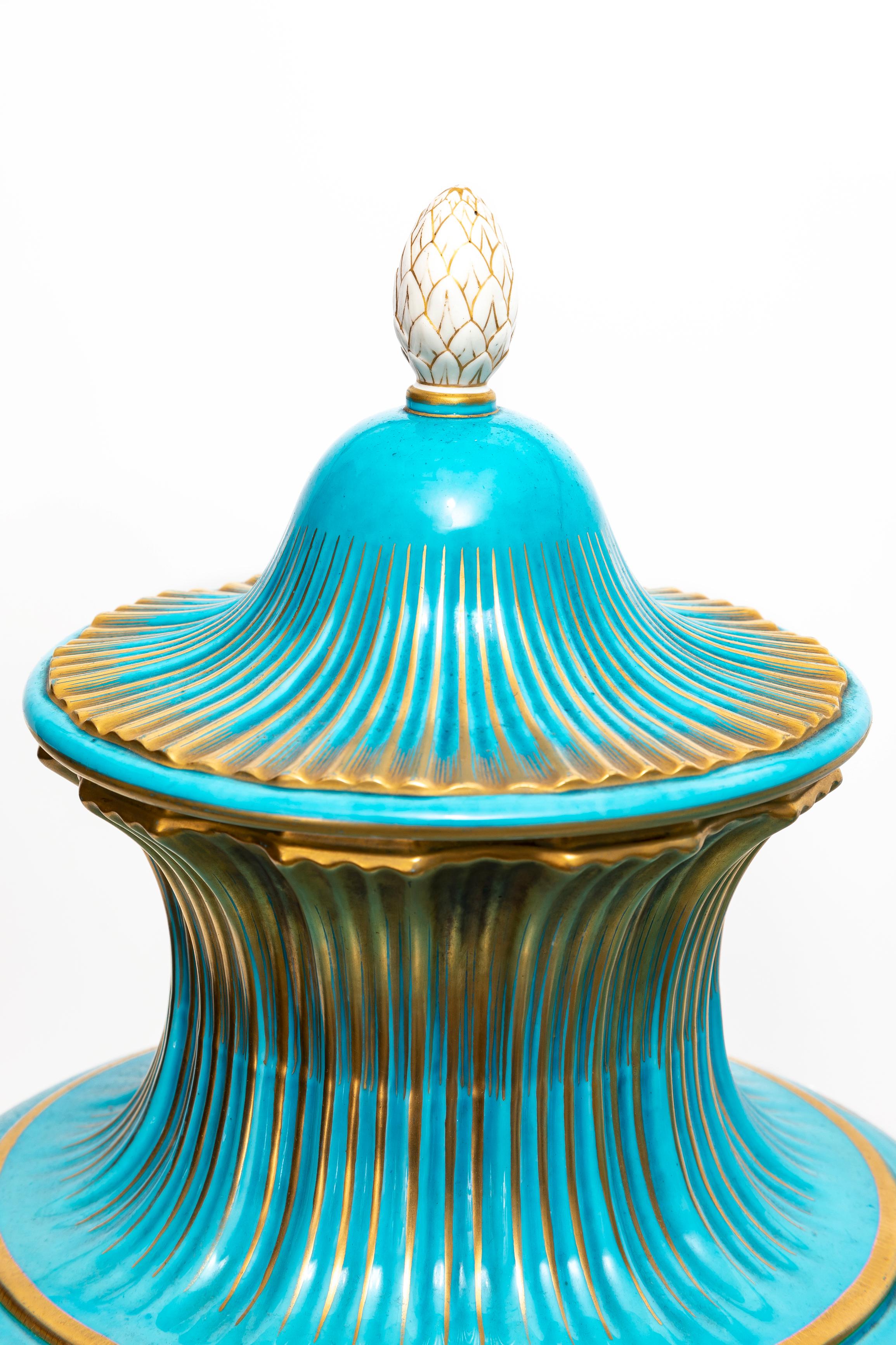 Paar französische Celeste-Blaue, juwelenbesetzte Deckelvasen aus Goldbronze und Sevres-Porzellan aus dem 19. Jahrhundert im Angebot 5