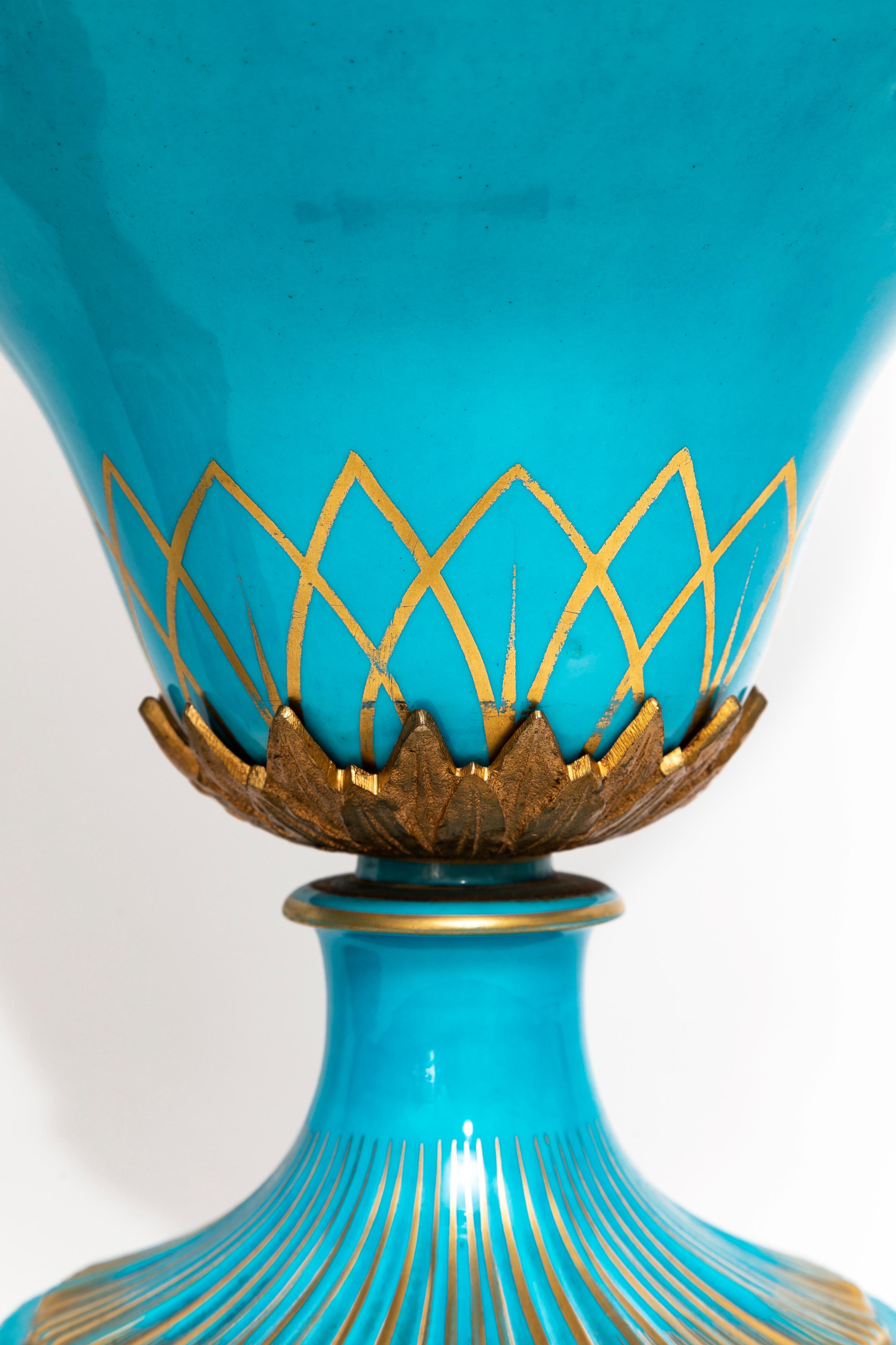 Paar französische Celeste-Blaue, juwelenbesetzte Deckelvasen aus Goldbronze und Sevres-Porzellan aus dem 19. Jahrhundert im Angebot 6