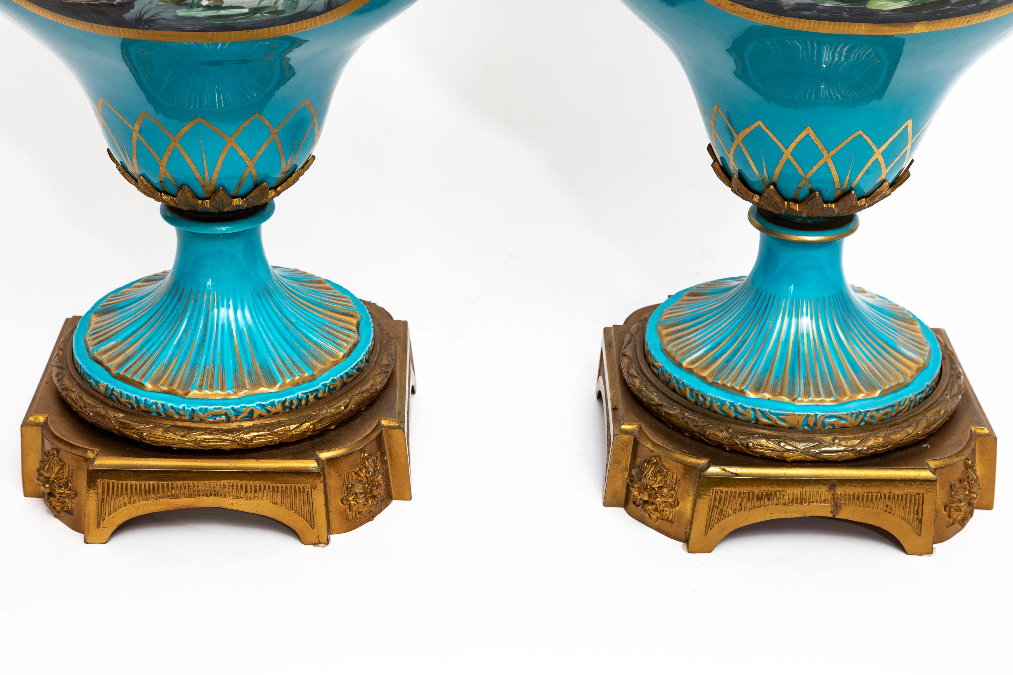 Paar französische Celeste-Blaue, juwelenbesetzte Deckelvasen aus Goldbronze und Sevres-Porzellan aus dem 19. Jahrhundert im Angebot 8