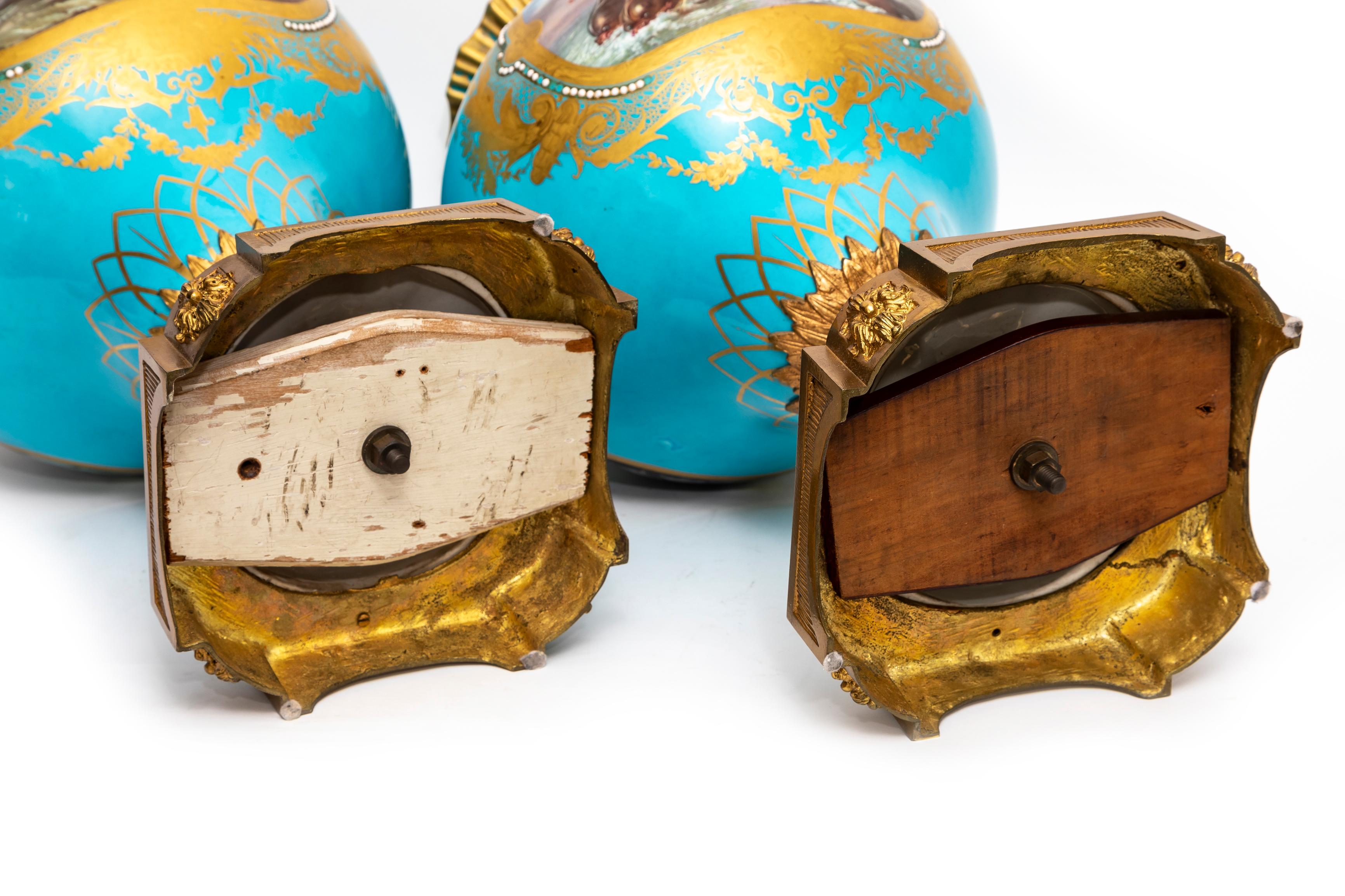 Paar französische Celeste-Blaue, juwelenbesetzte Deckelvasen aus Goldbronze und Sevres-Porzellan aus dem 19. Jahrhundert im Angebot 9