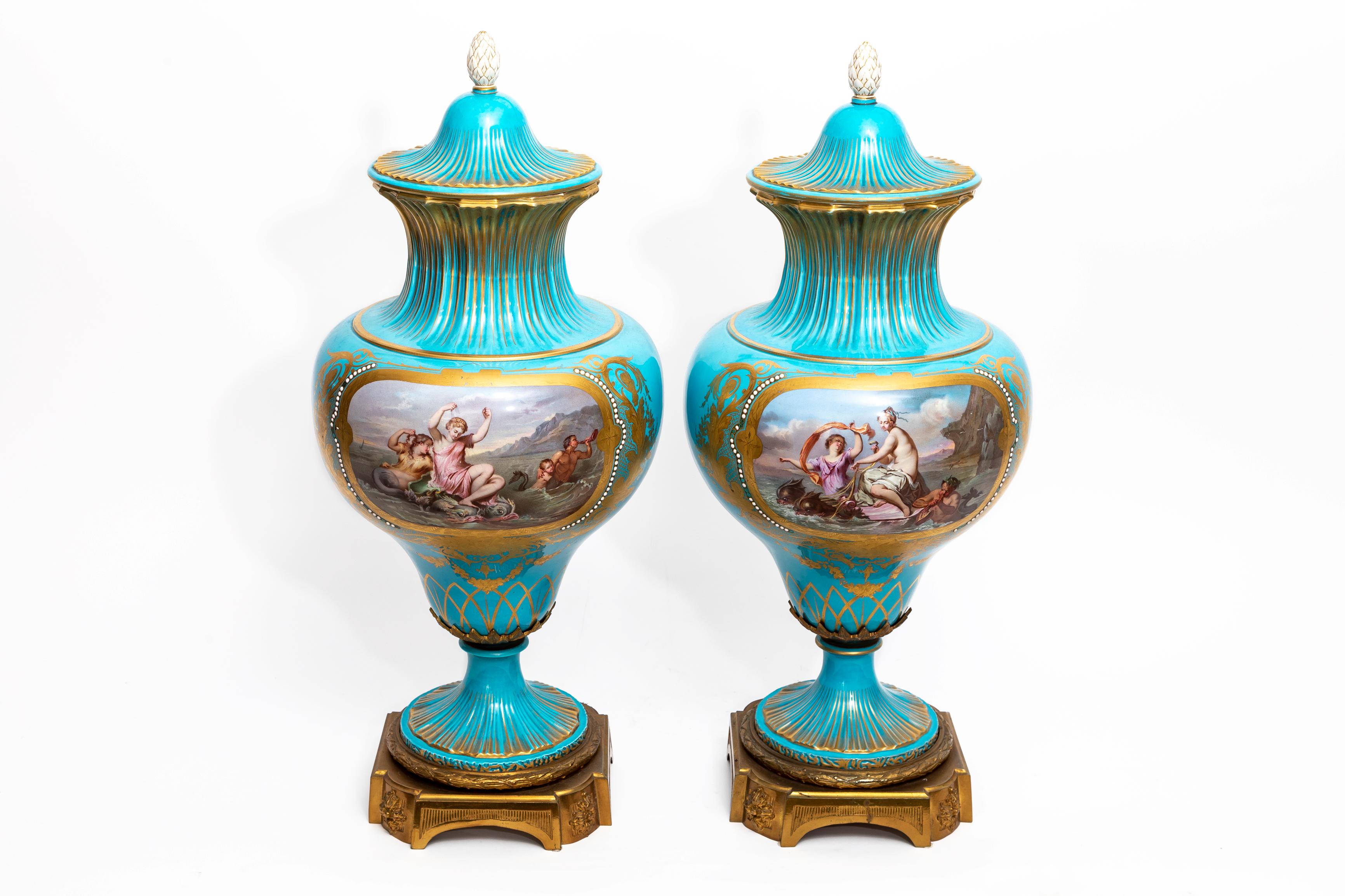 Paar französische Celeste-Blaue, juwelenbesetzte Deckelvasen aus Goldbronze und Sevres-Porzellan aus dem 19. Jahrhundert (Louis XVI.) im Angebot