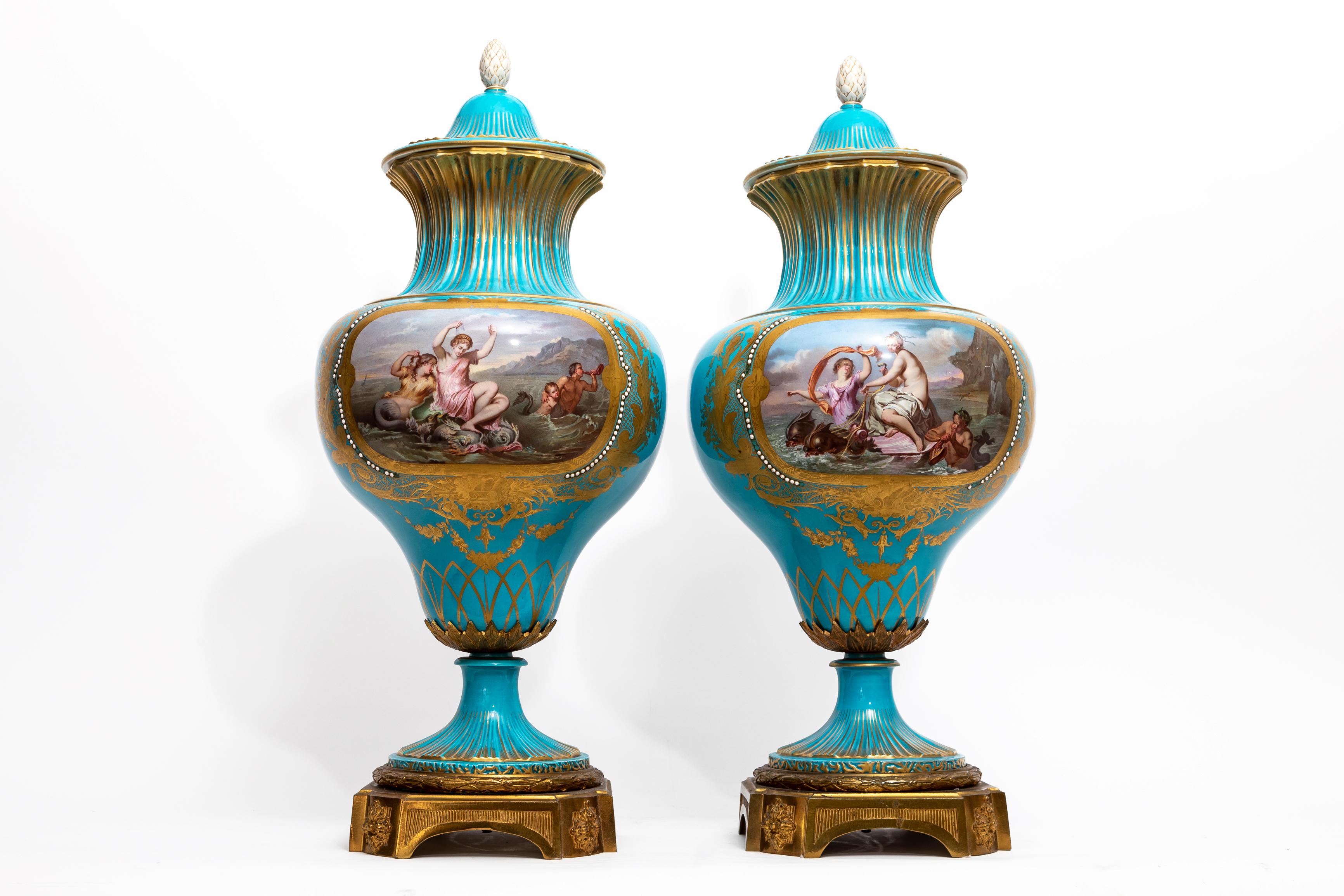 Paar französische Celeste-Blaue, juwelenbesetzte Deckelvasen aus Goldbronze und Sevres-Porzellan aus dem 19. Jahrhundert (Französisch) im Angebot