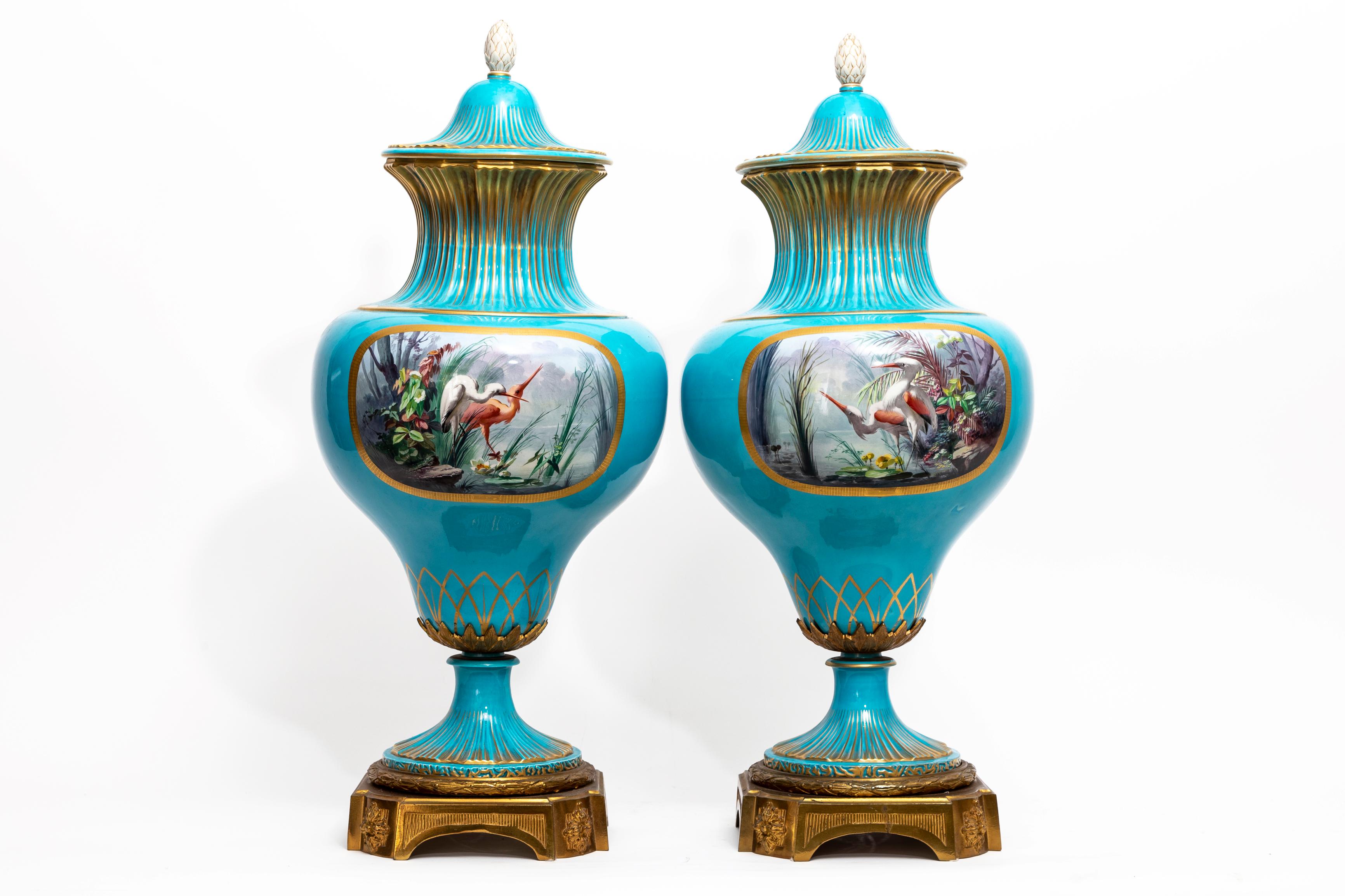 Paar französische Celeste-Blaue, juwelenbesetzte Deckelvasen aus Goldbronze und Sevres-Porzellan aus dem 19. Jahrhundert (Vergoldet) im Angebot