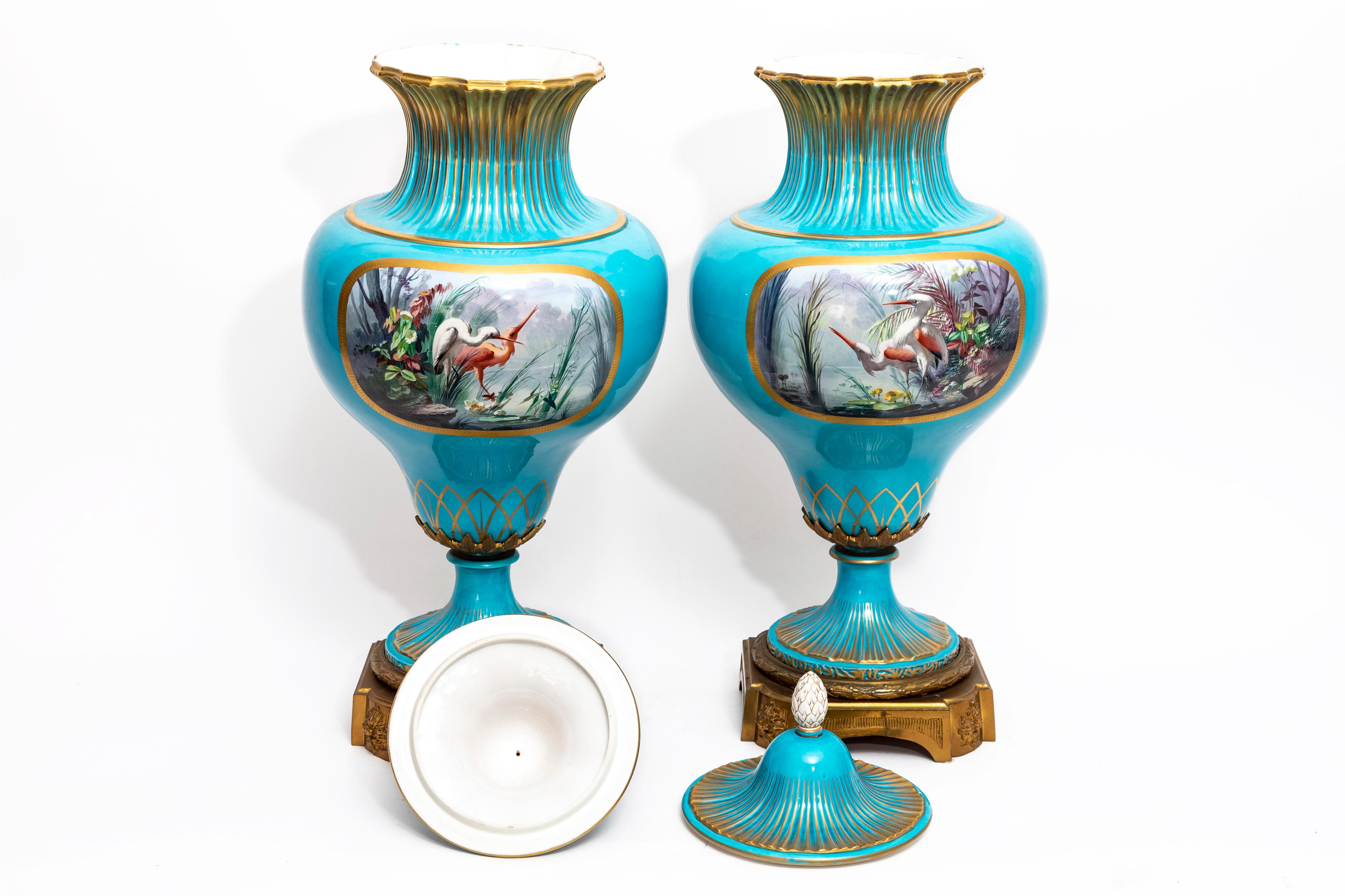 Paar französische Celeste-Blaue, juwelenbesetzte Deckelvasen aus Goldbronze und Sevres-Porzellan aus dem 19. Jahrhundert im Zustand „Gut“ im Angebot in New York, NY