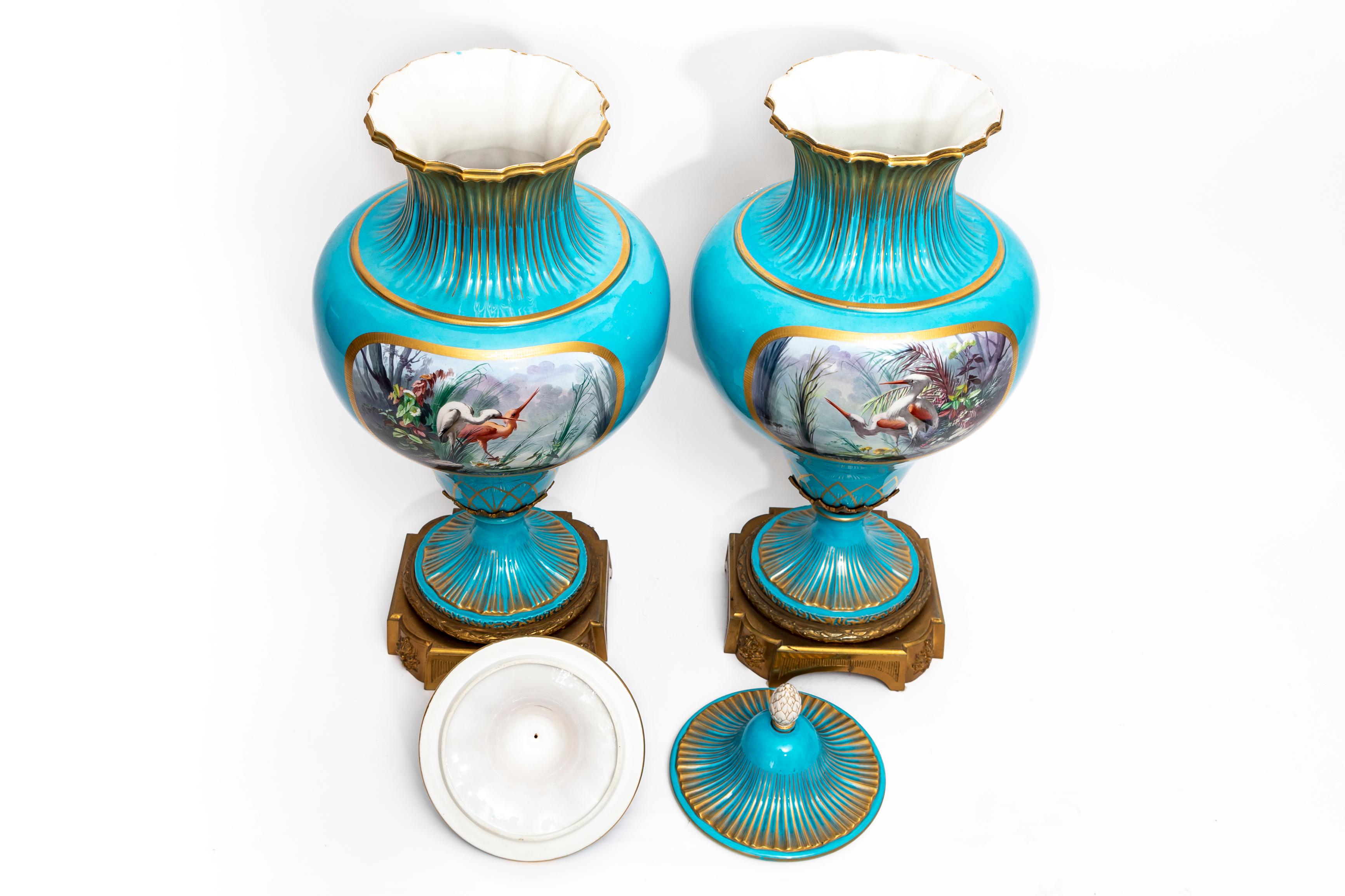 Paar französische Celeste-Blaue, juwelenbesetzte Deckelvasen aus Goldbronze und Sevres-Porzellan aus dem 19. Jahrhundert (Spätes 19. Jahrhundert) im Angebot