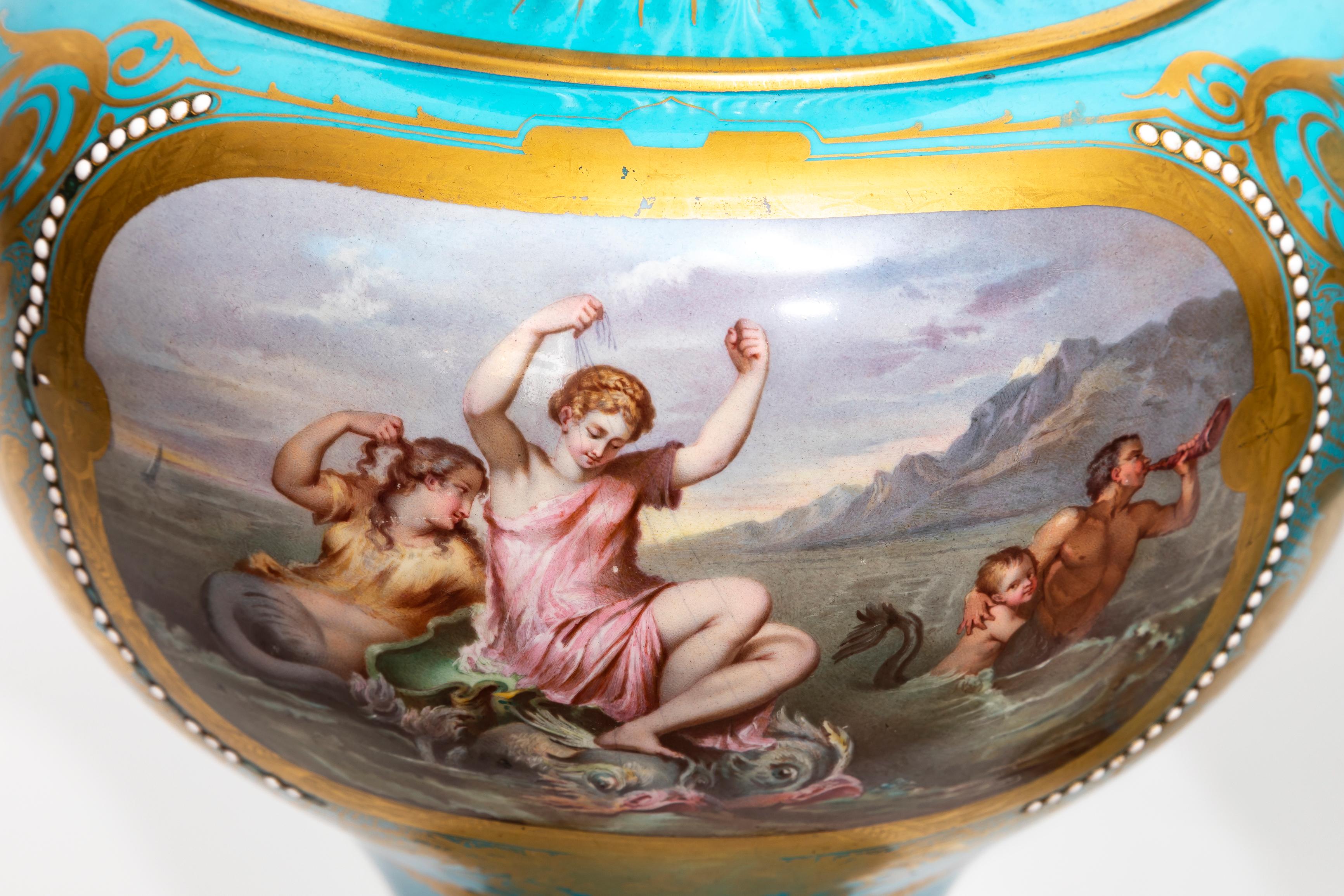 Paar französische Celeste-Blaue, juwelenbesetzte Deckelvasen aus Goldbronze und Sevres-Porzellan aus dem 19. Jahrhundert (Bronze) im Angebot