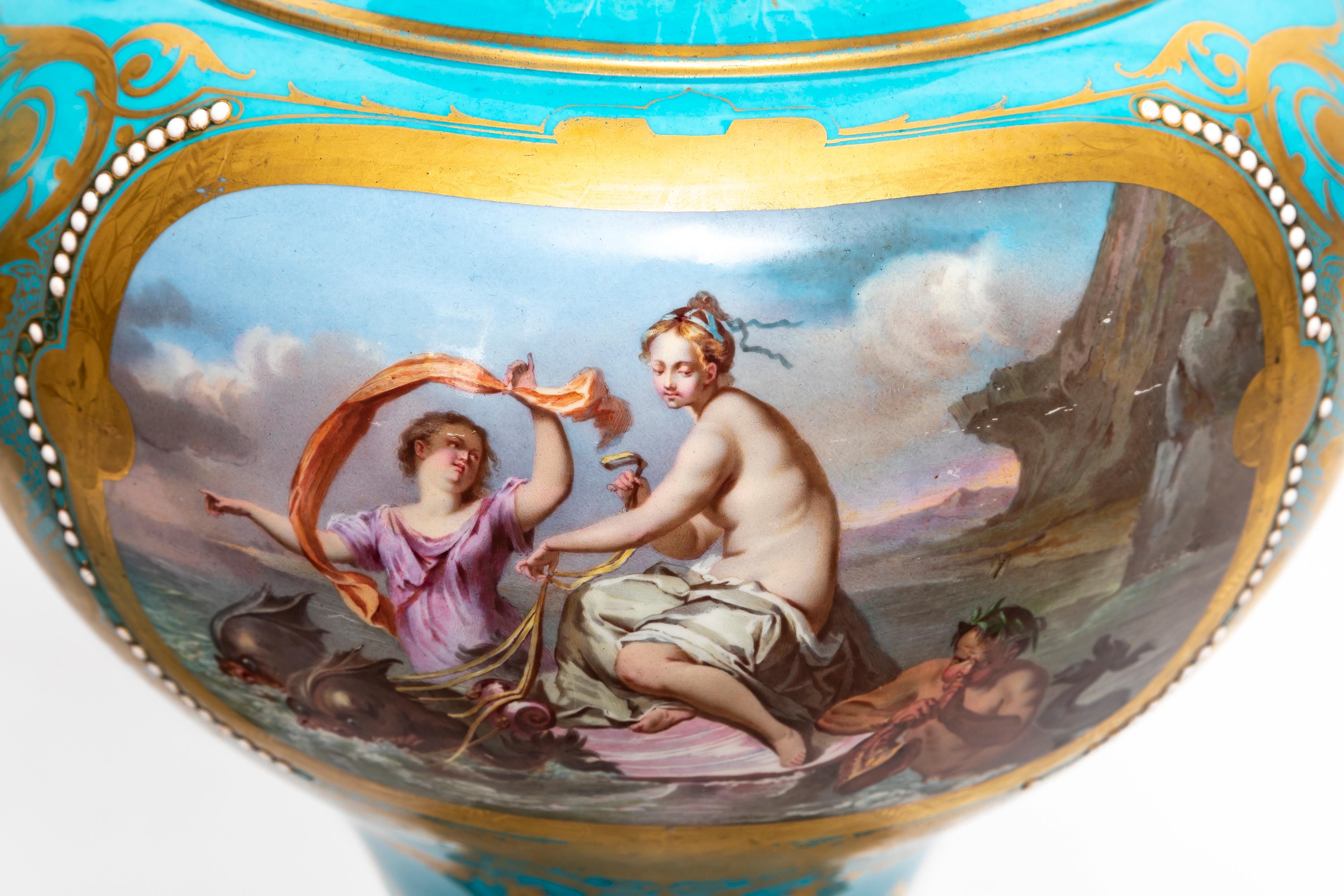 Paar französische Celeste-Blaue, juwelenbesetzte Deckelvasen aus Goldbronze und Sevres-Porzellan aus dem 19. Jahrhundert im Angebot 1